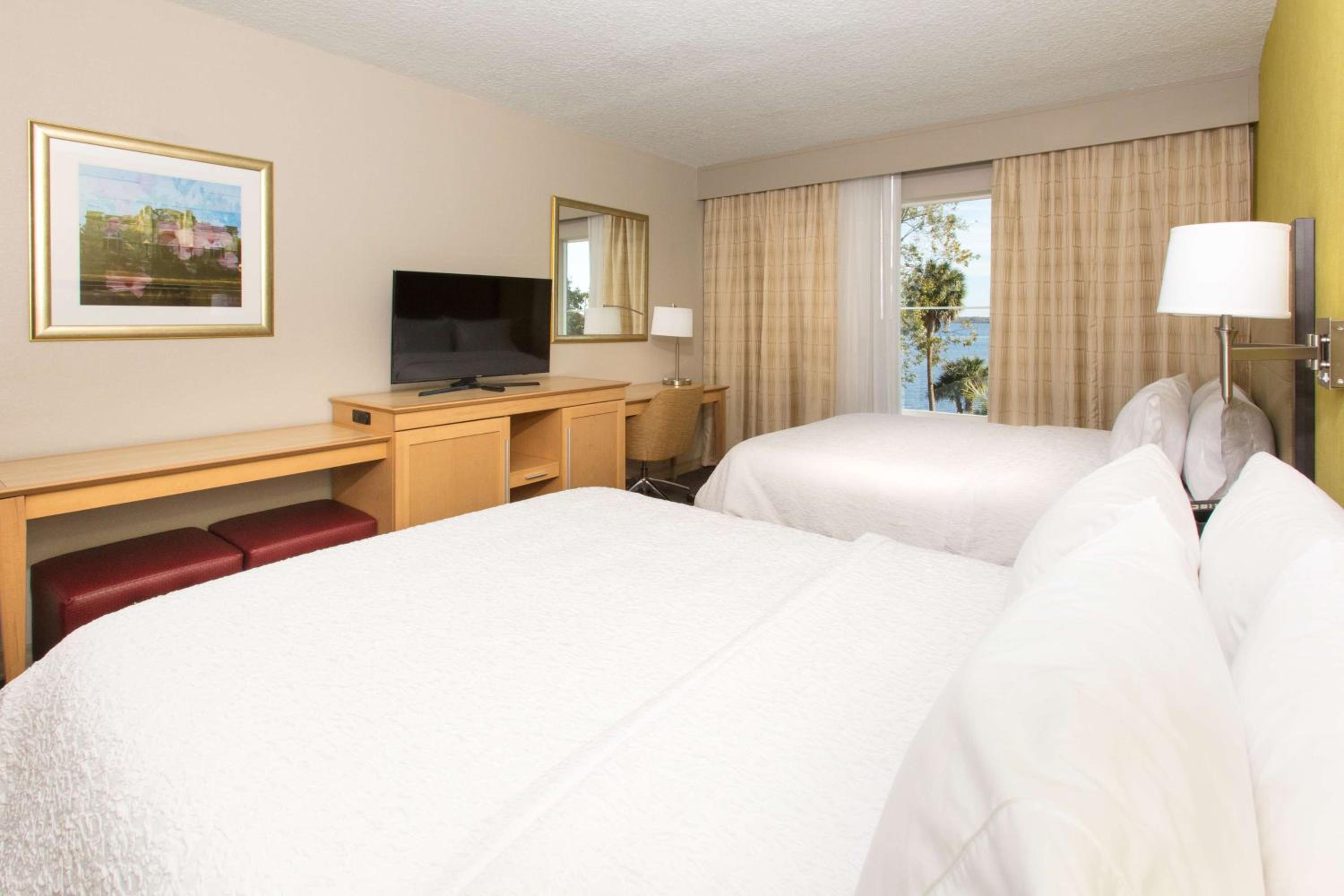 Queen Room with Two Queen Beds - Non-Smoking photo 3