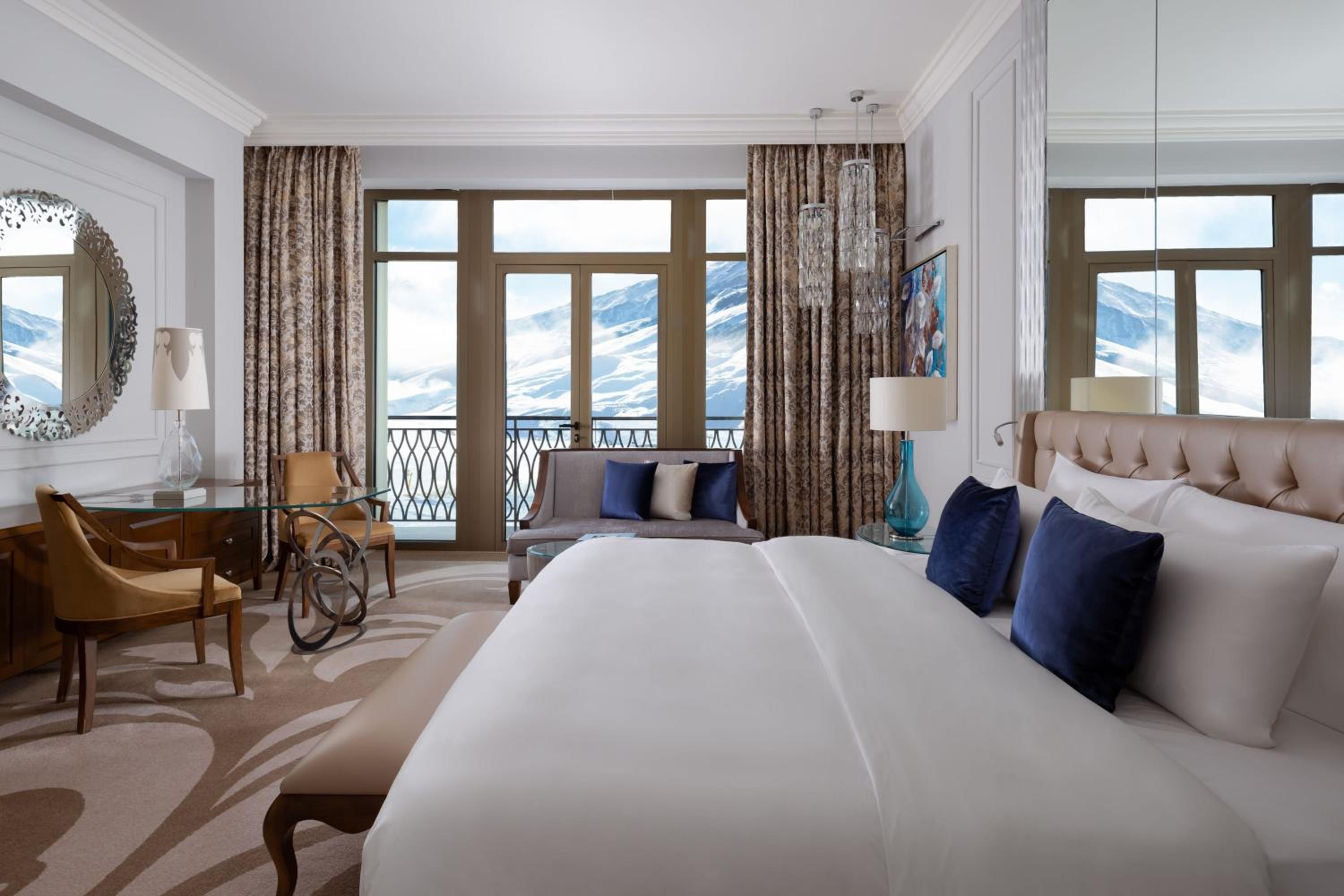 Deluxe King or Queen Room with Balcony photo 3