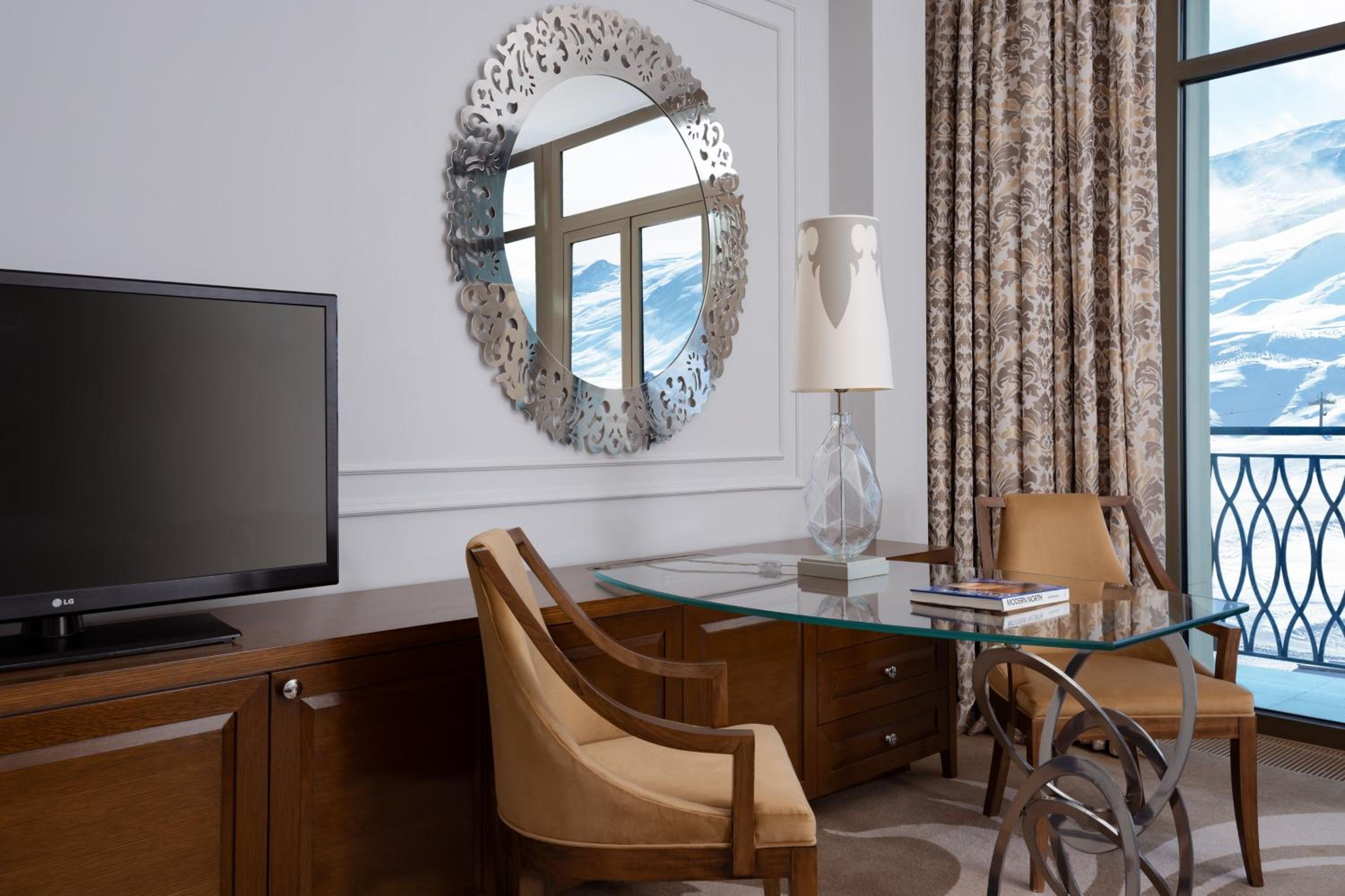 Deluxe King or Queen Room with Balcony photo 2
