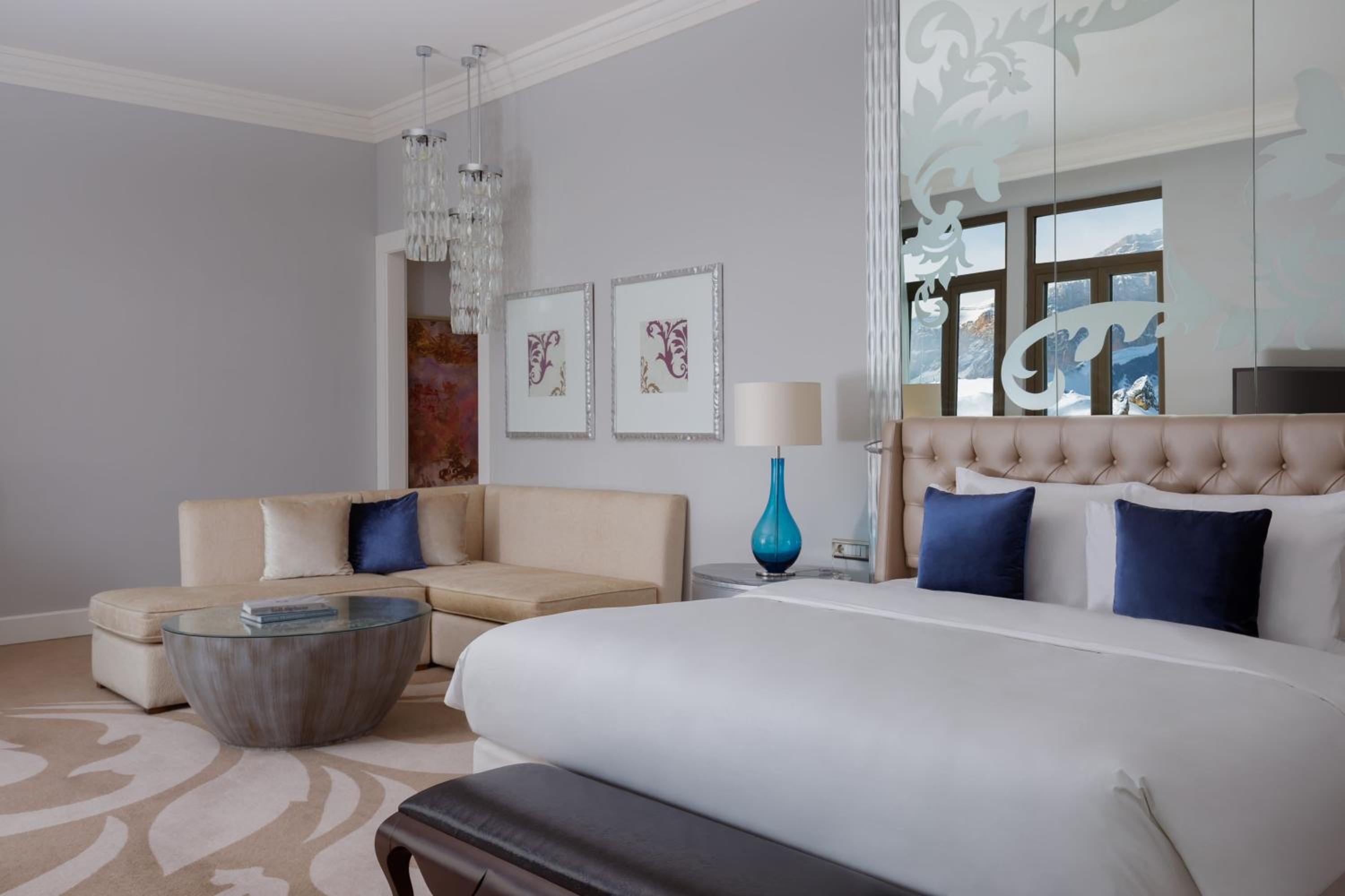 King Junior Suite with Balcony and Mountain View photo 2