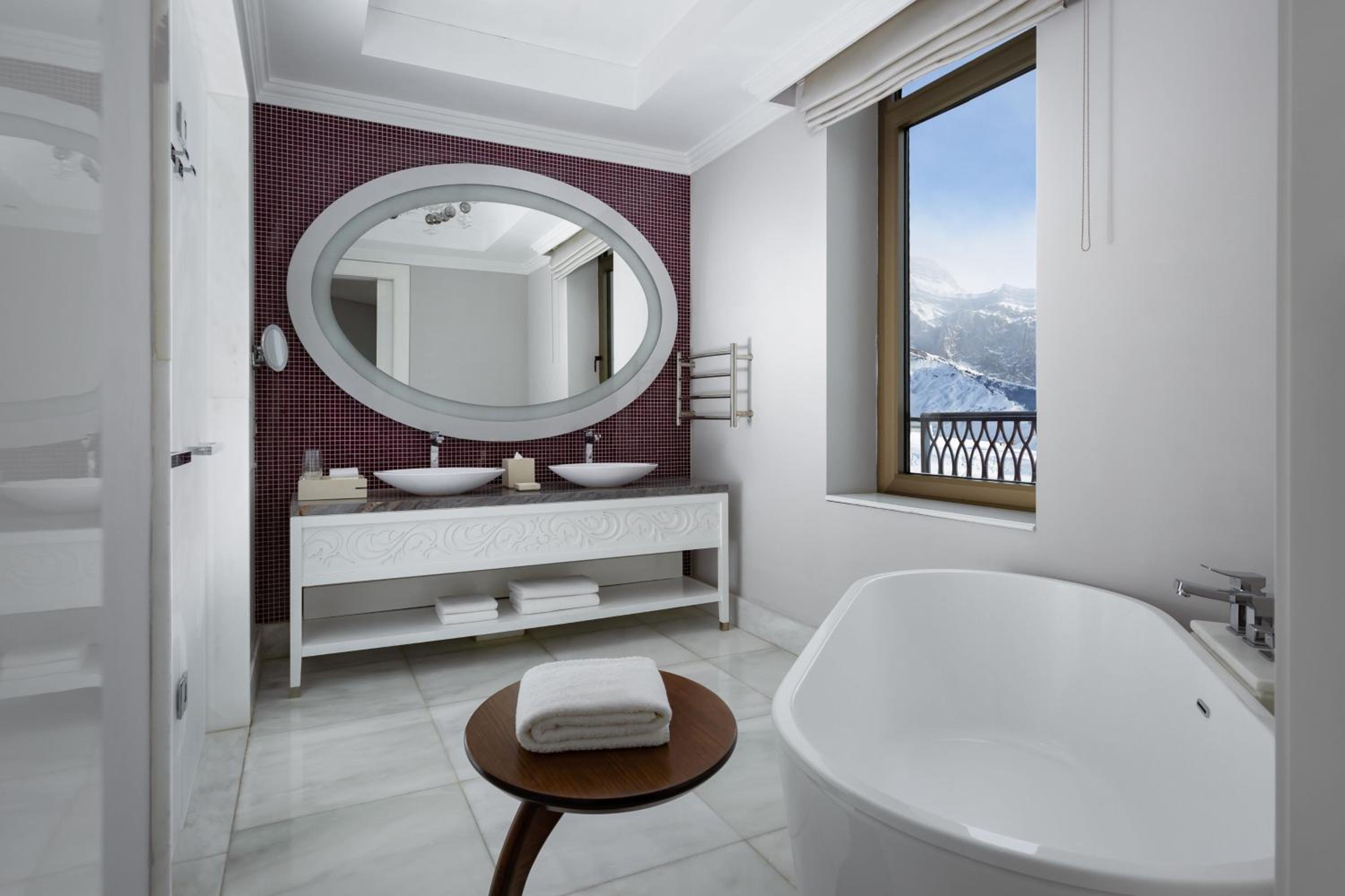 King Junior Suite with Balcony and Mountain View photo 3