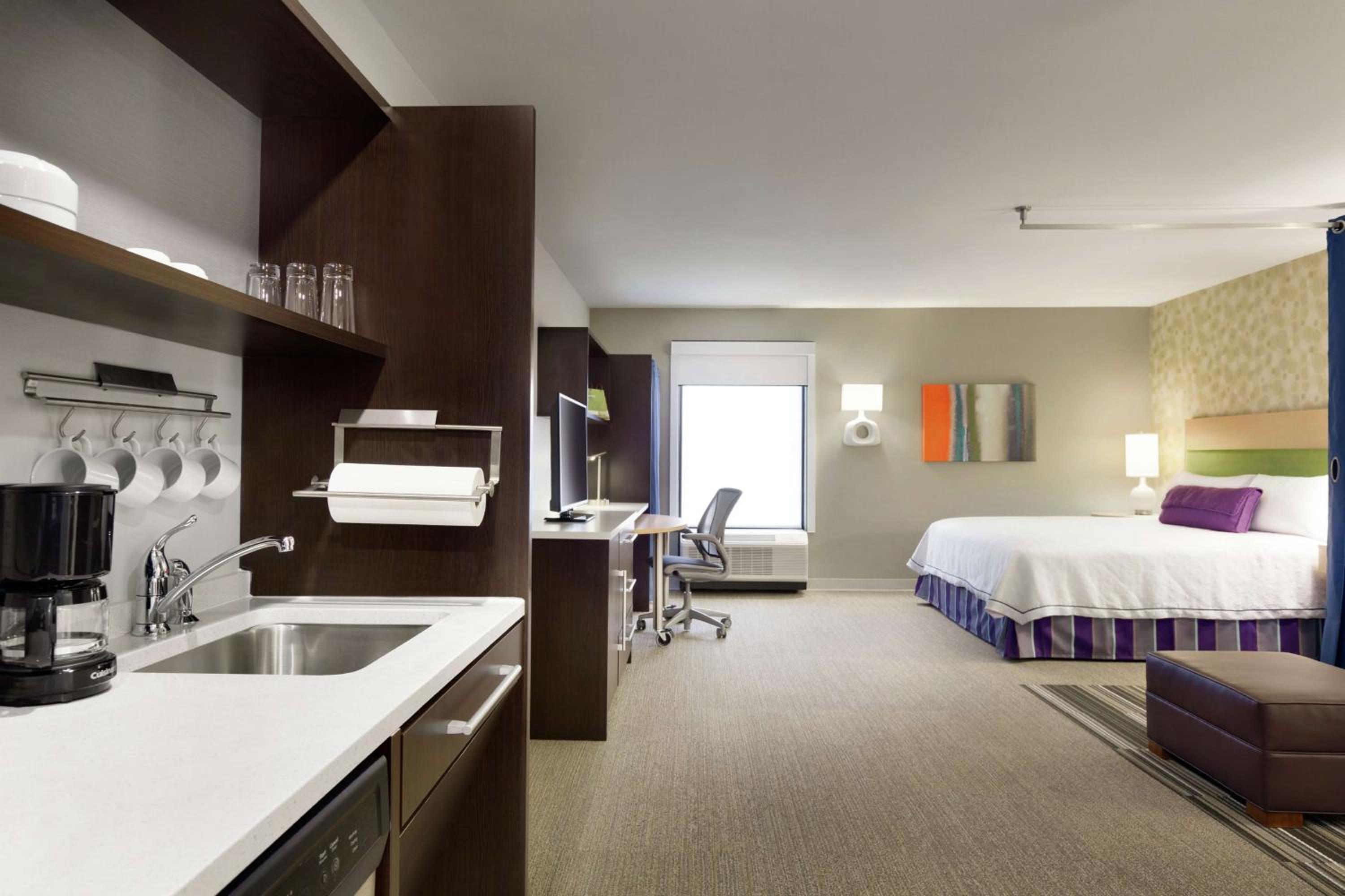 King Studio with Roll-In Shower - Disability Access/Non-Smoking - Photo 1