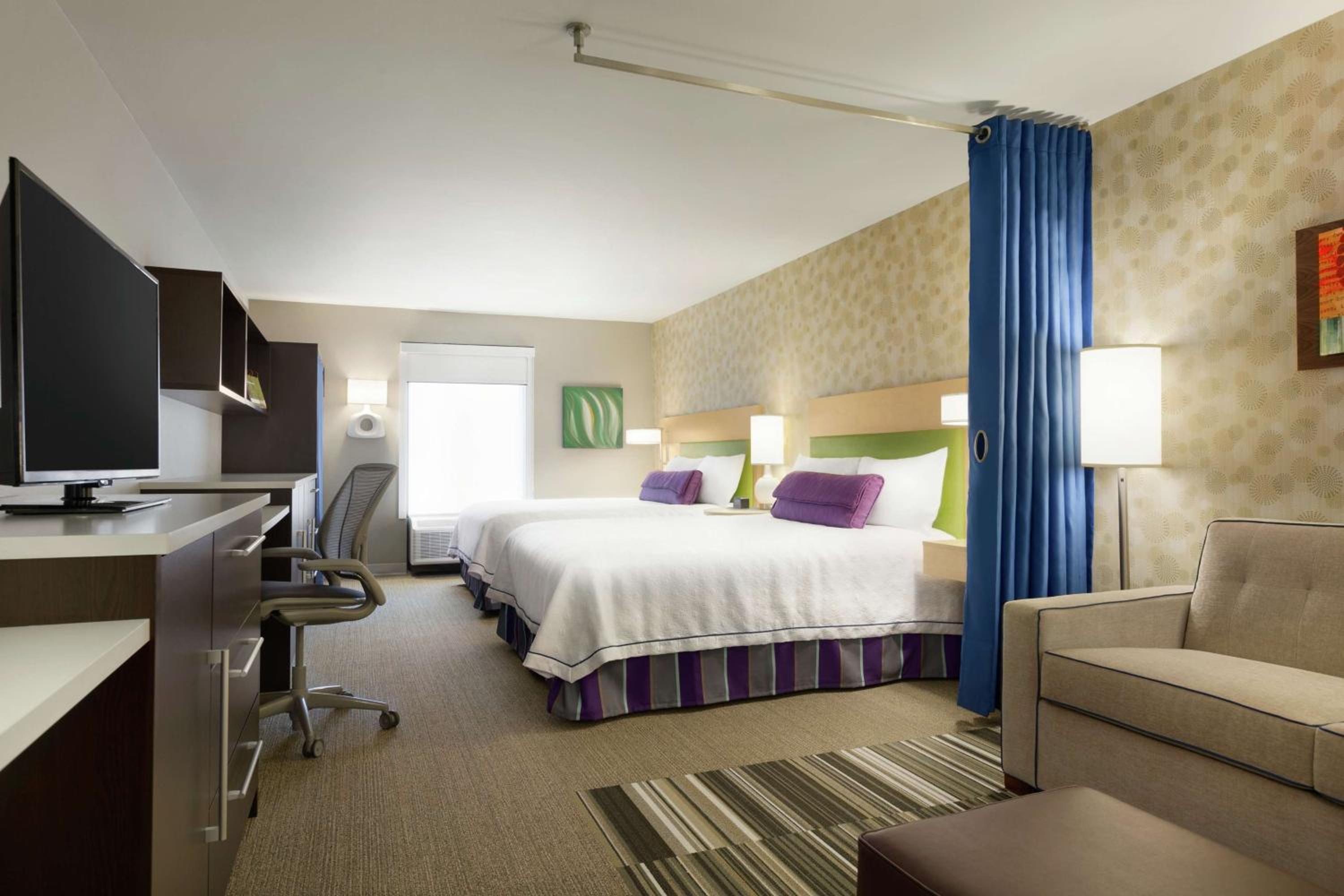Queen Studio with Two Queen Beds - Non-Smoking - Photo 2