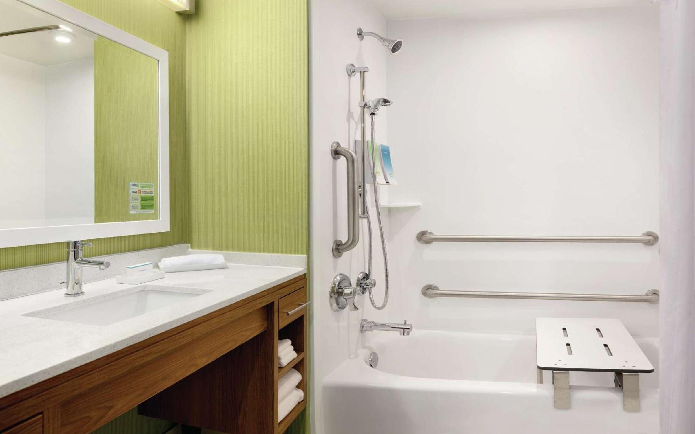 Queen Studio with Two Queen Beds - Mobility Access/Non-Smoking - Photo 4