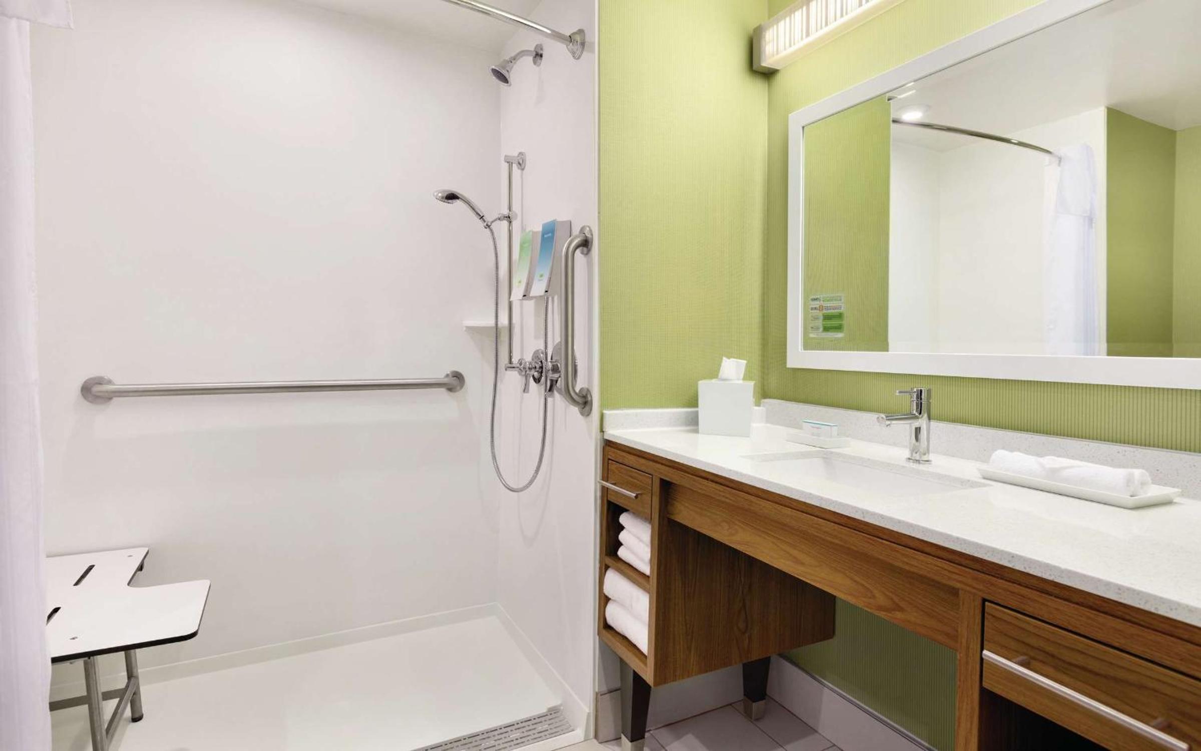 King Studio with Roll-In Shower - Disability Access/Non-Smoking - Photo 2