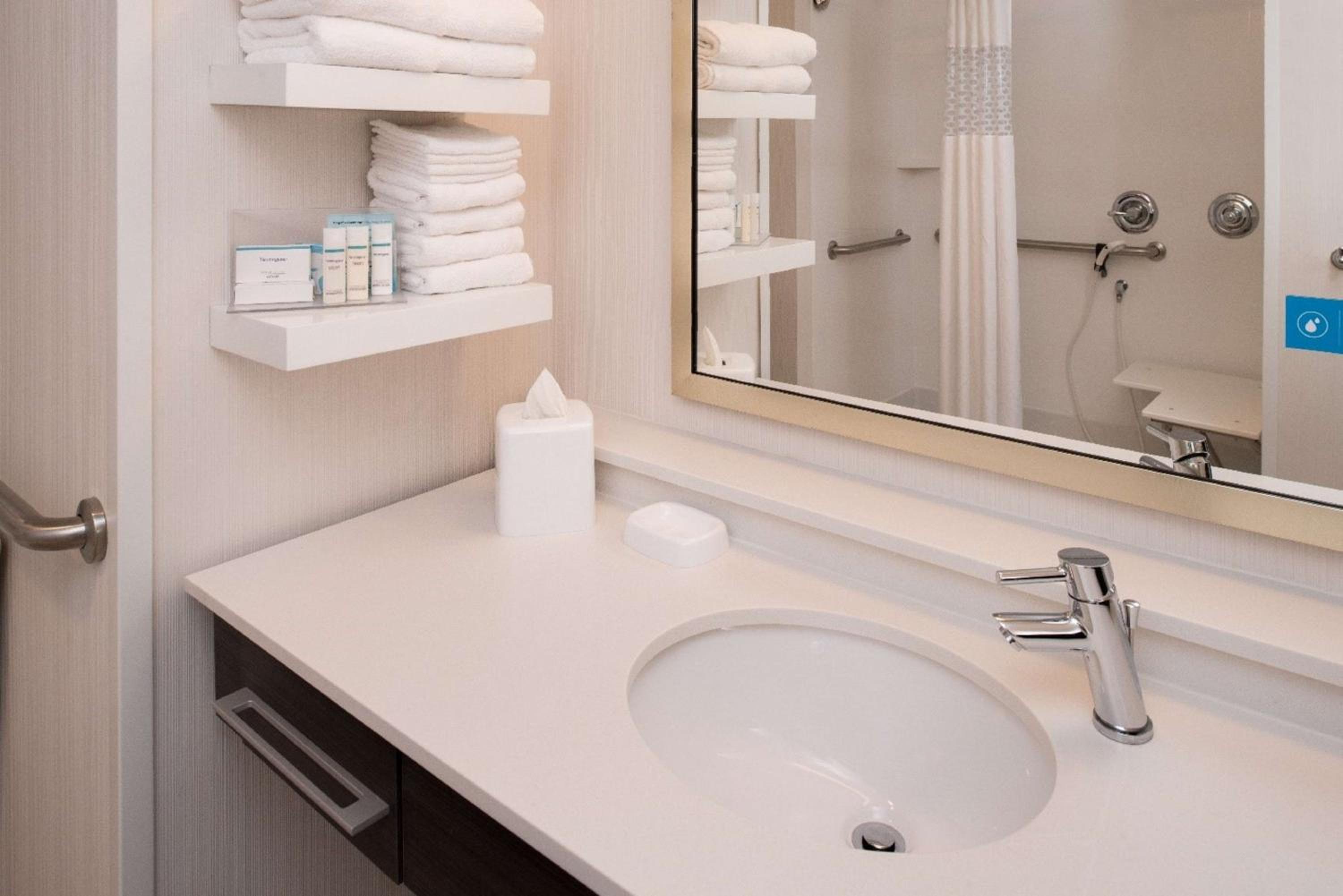 King Room with Roll-In Shower - Mobility Access/Non-Smoking photo 3