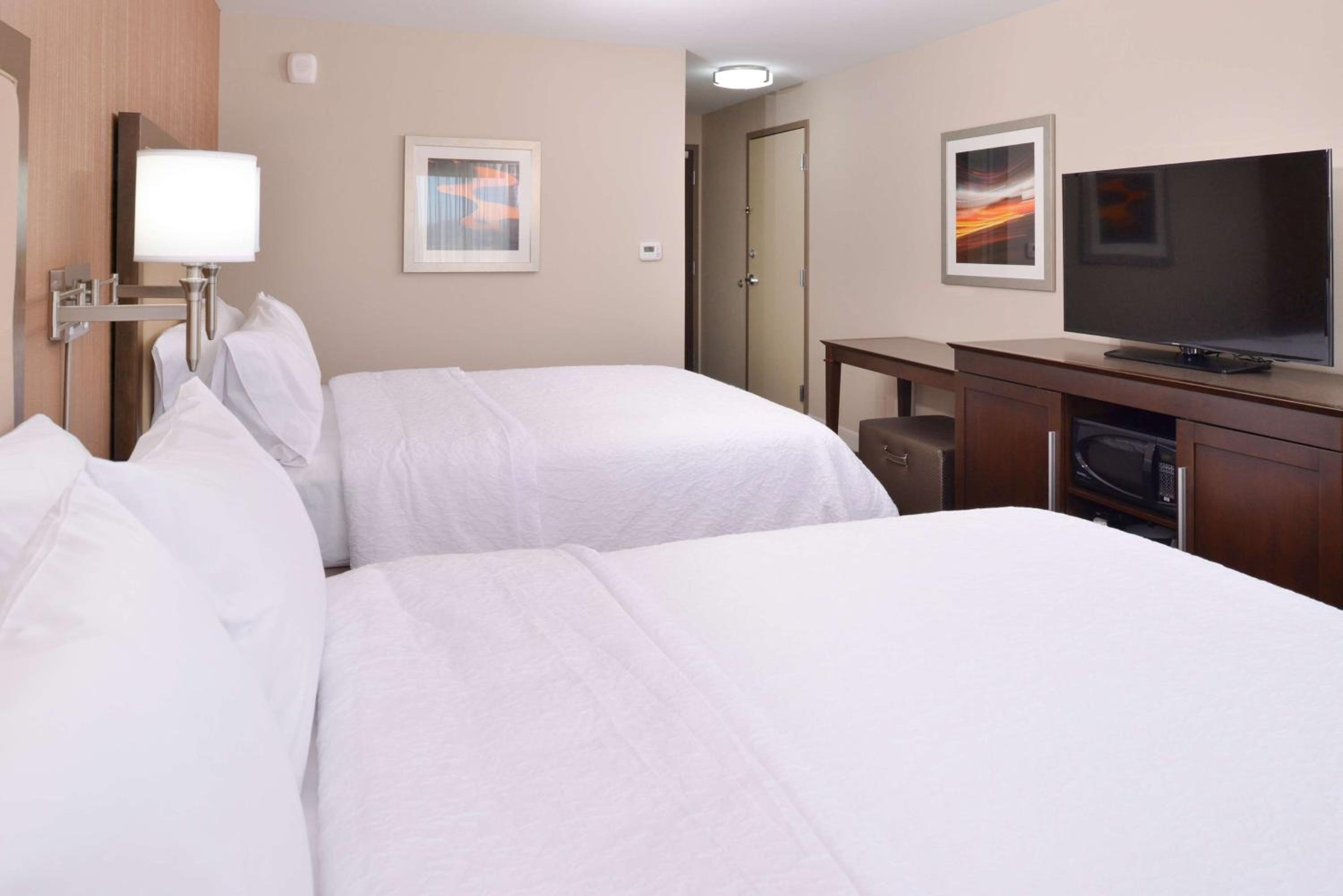 Queen Room with Two Queen Beds - Mobility Access/Non-Smoking photo 2