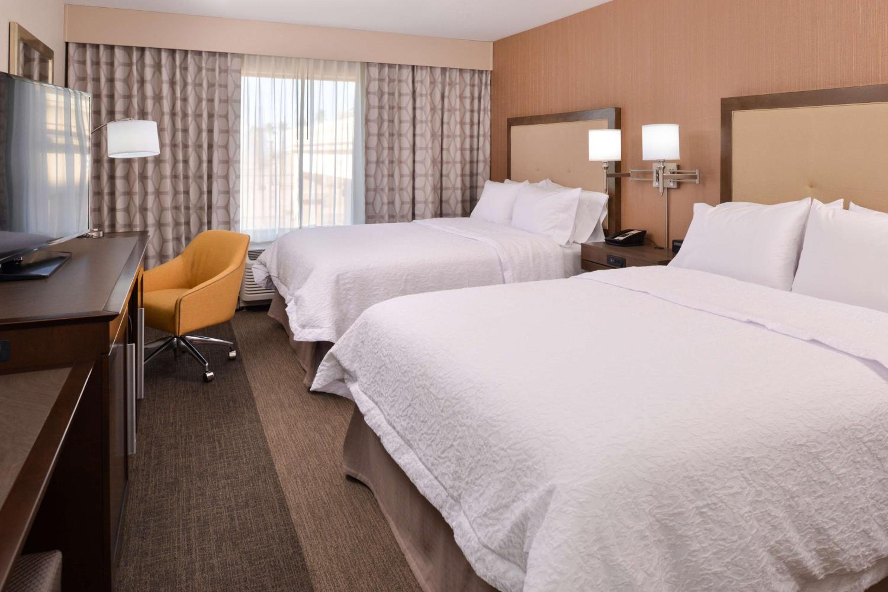 Queen Room with Two Queen Beds - Mobility Access/Non-Smoking photo 3