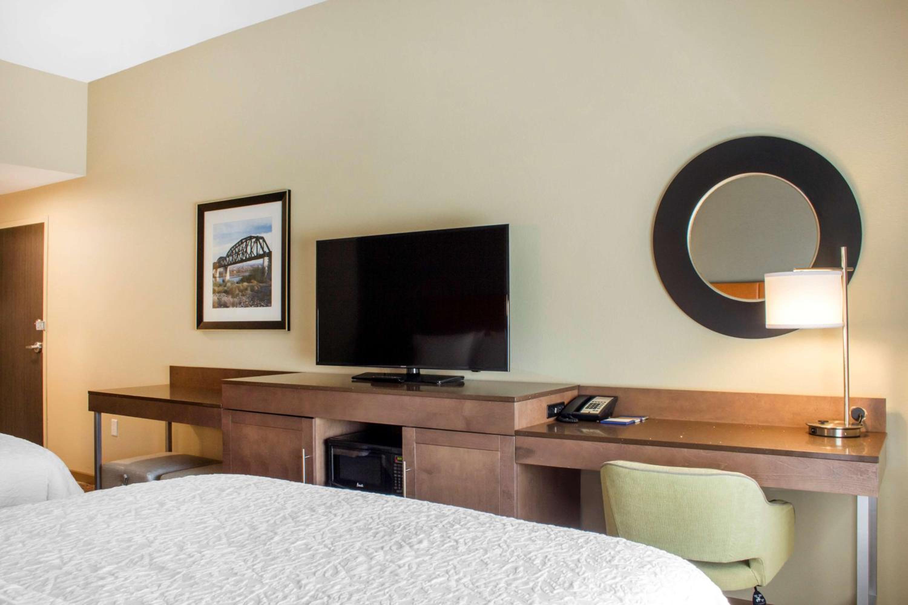 Queen Room with Two Queen Beds - Hearing Access/Non-Smoking photo 1