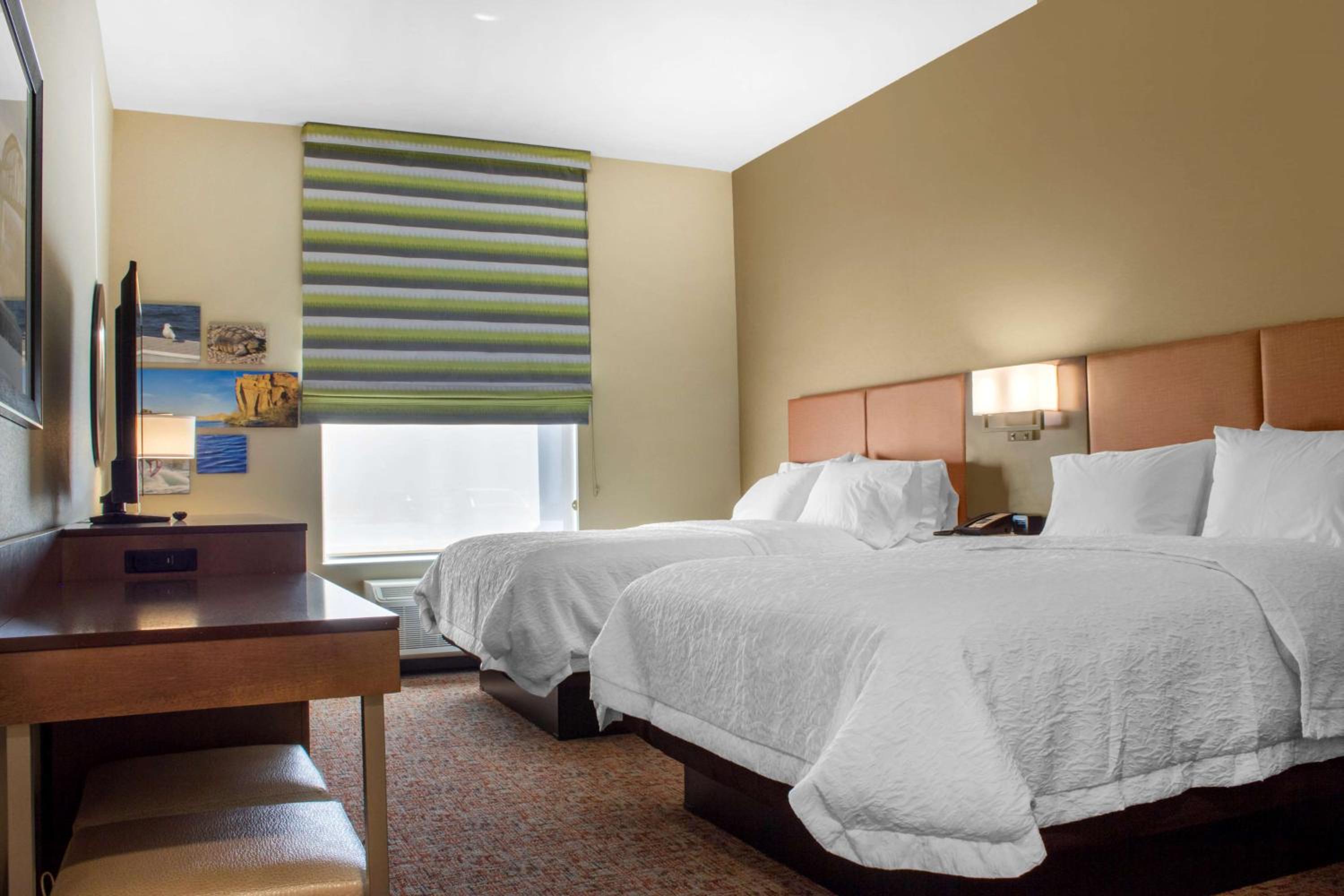 Queen Room with Two Queen Beds - Hearing Access/Non-Smoking photo 2