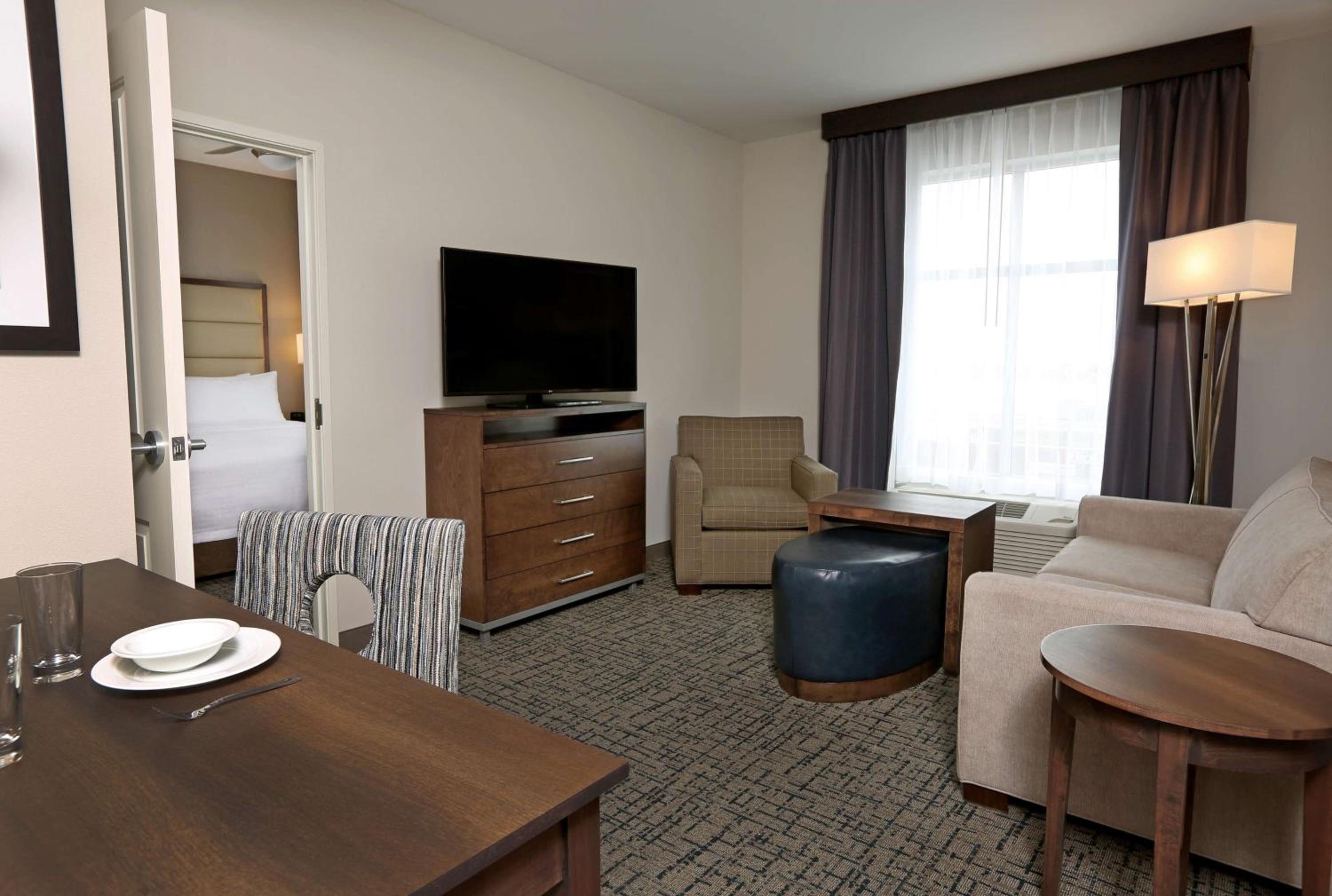 One-Bedroom Queen Suite with Two Queen Beds - Non-Smoking photo 2