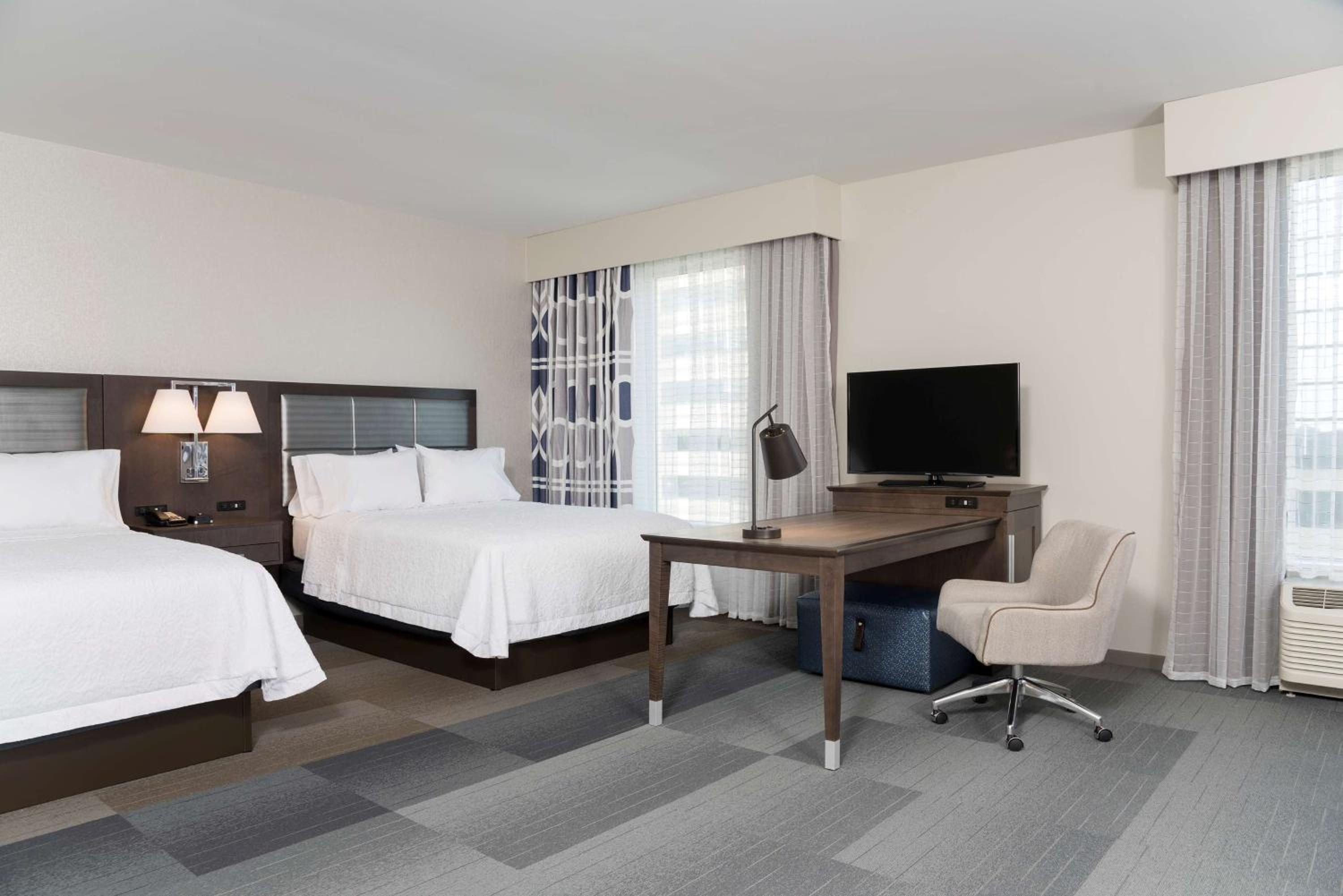 Queen Room with Two Queen Beds - Hearing Access/Non-Smoking photo 2