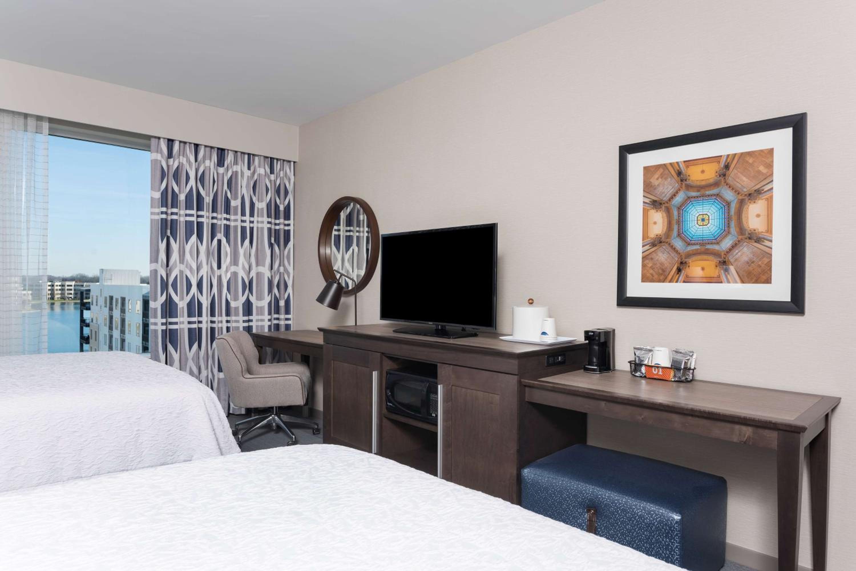 Queen Room with Two Queen Beds - Hearing Access/Non-Smoking photo 3