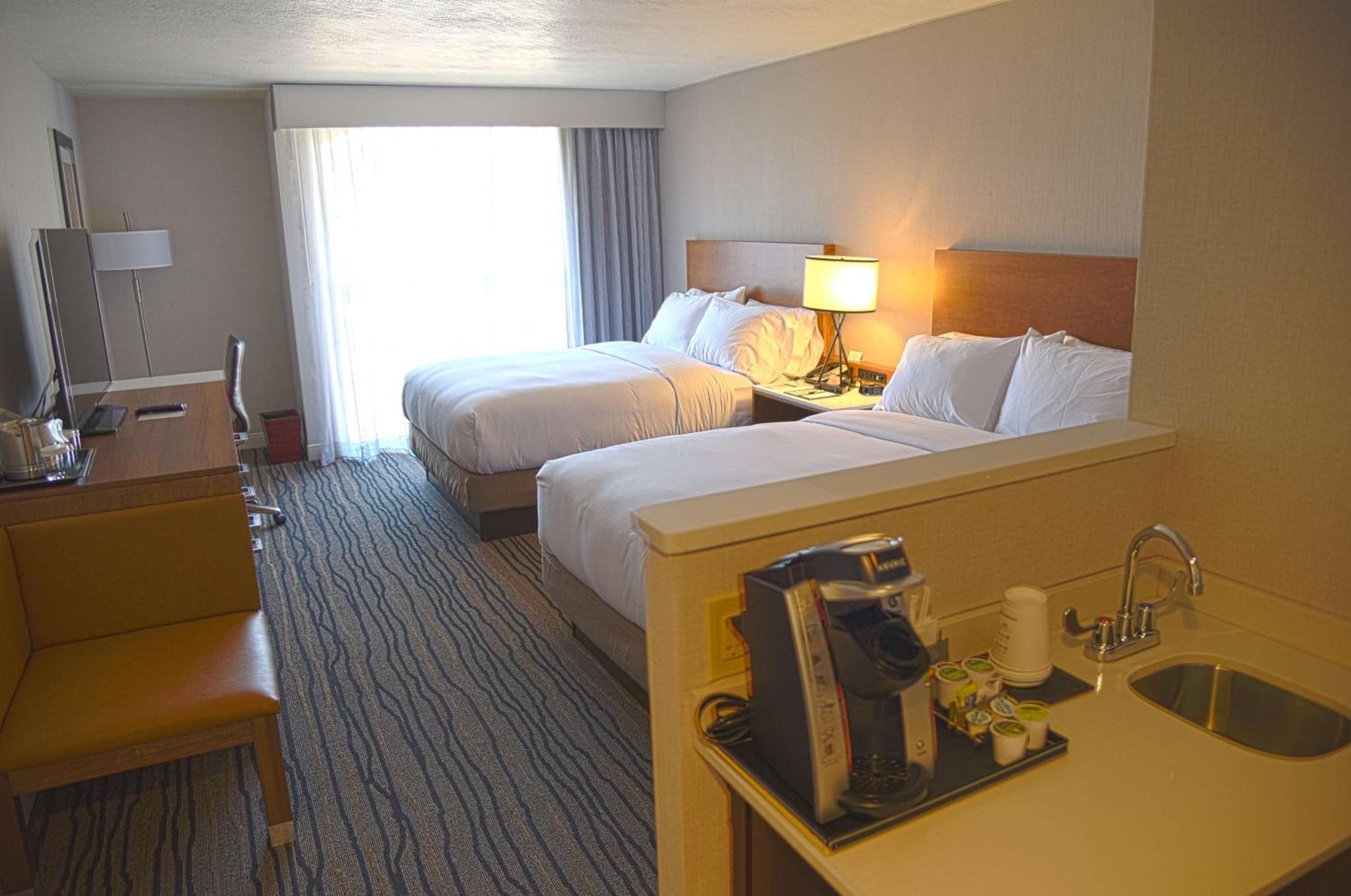 Queen Room with Two Queen Beds - Photo 2