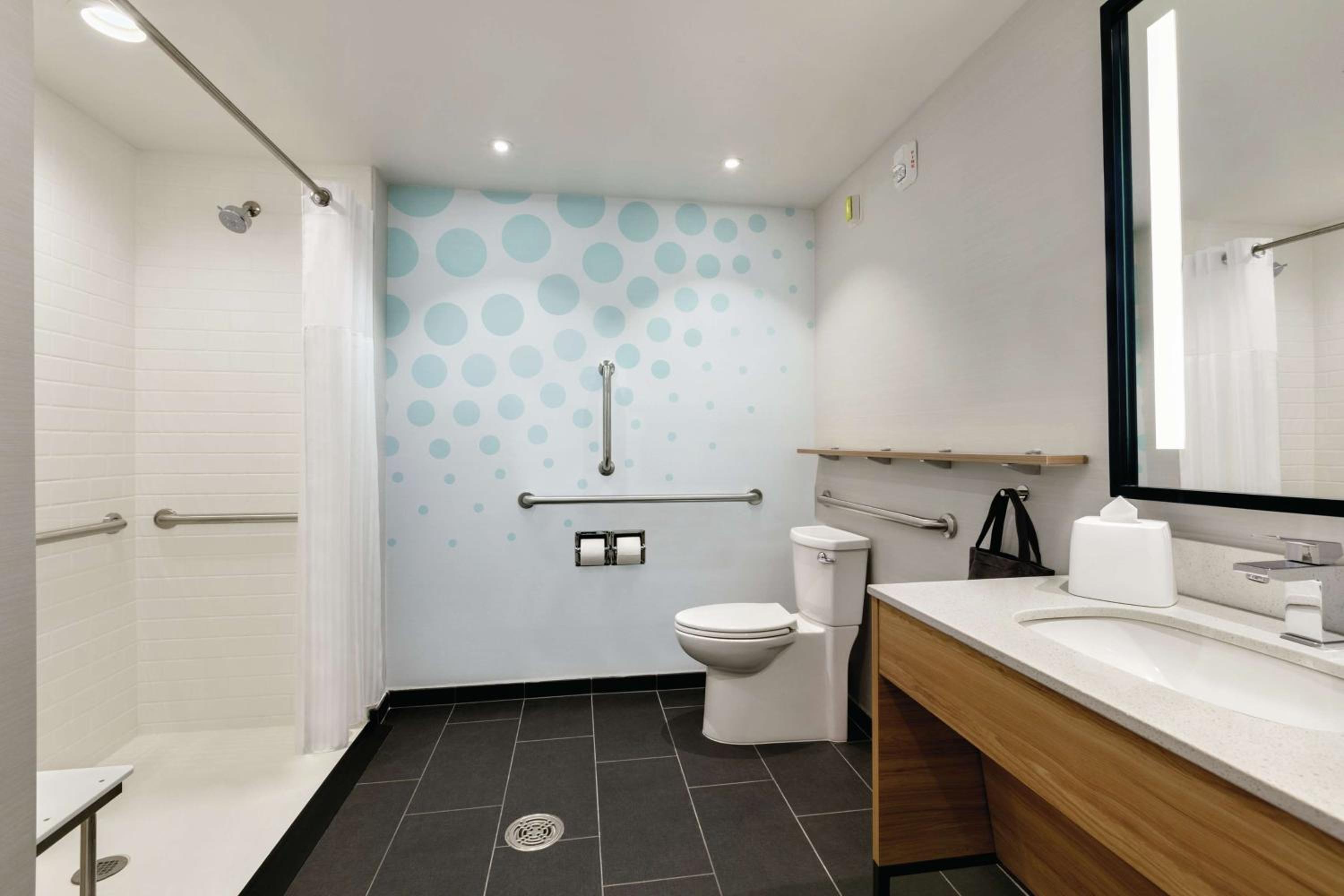 Queen Room with Two Queen Beds and Roll-In Shower - Mobility Access/Non-Smoking photo 2