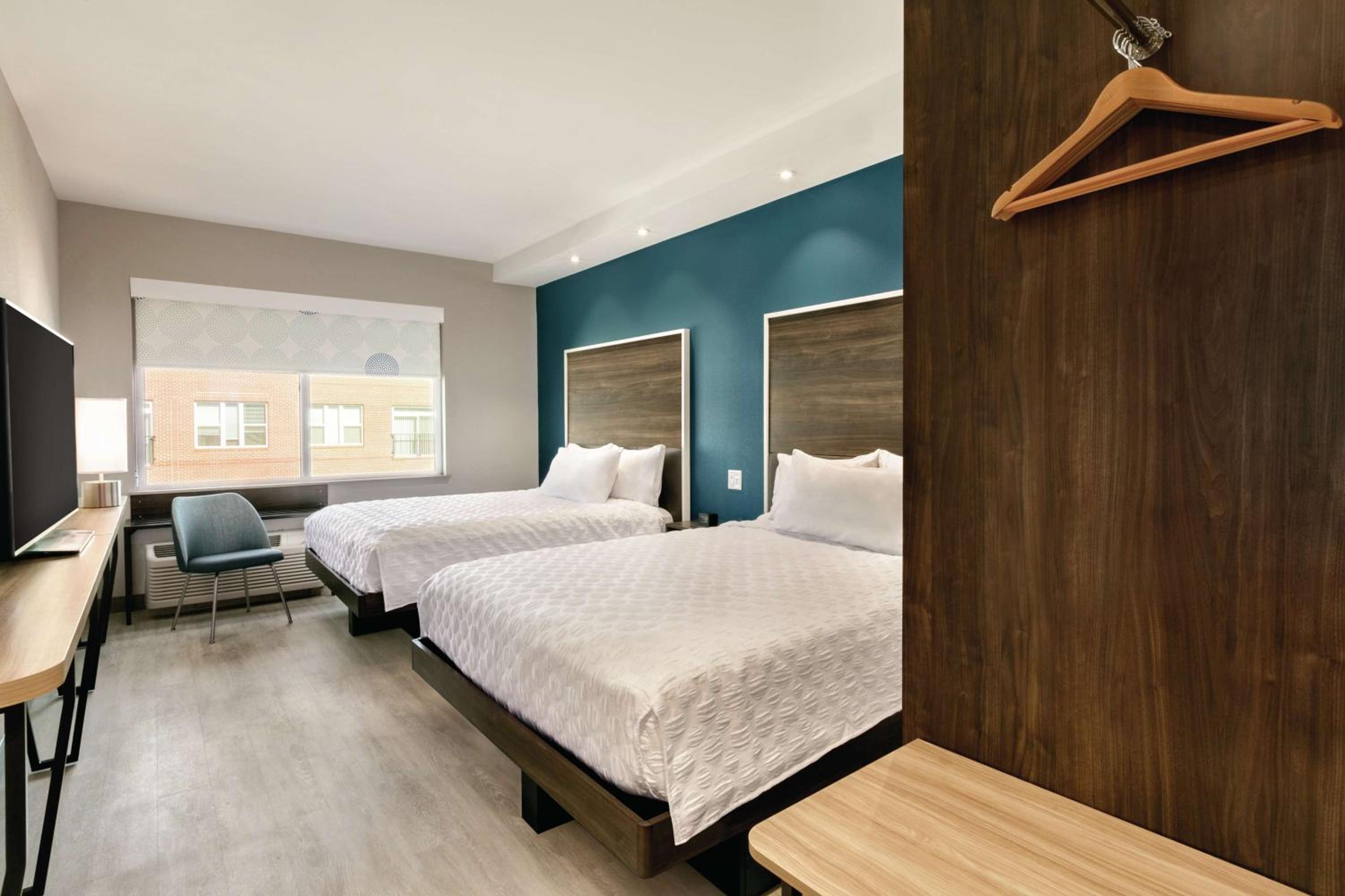 Queen Room with Two Queen Beds photo 3