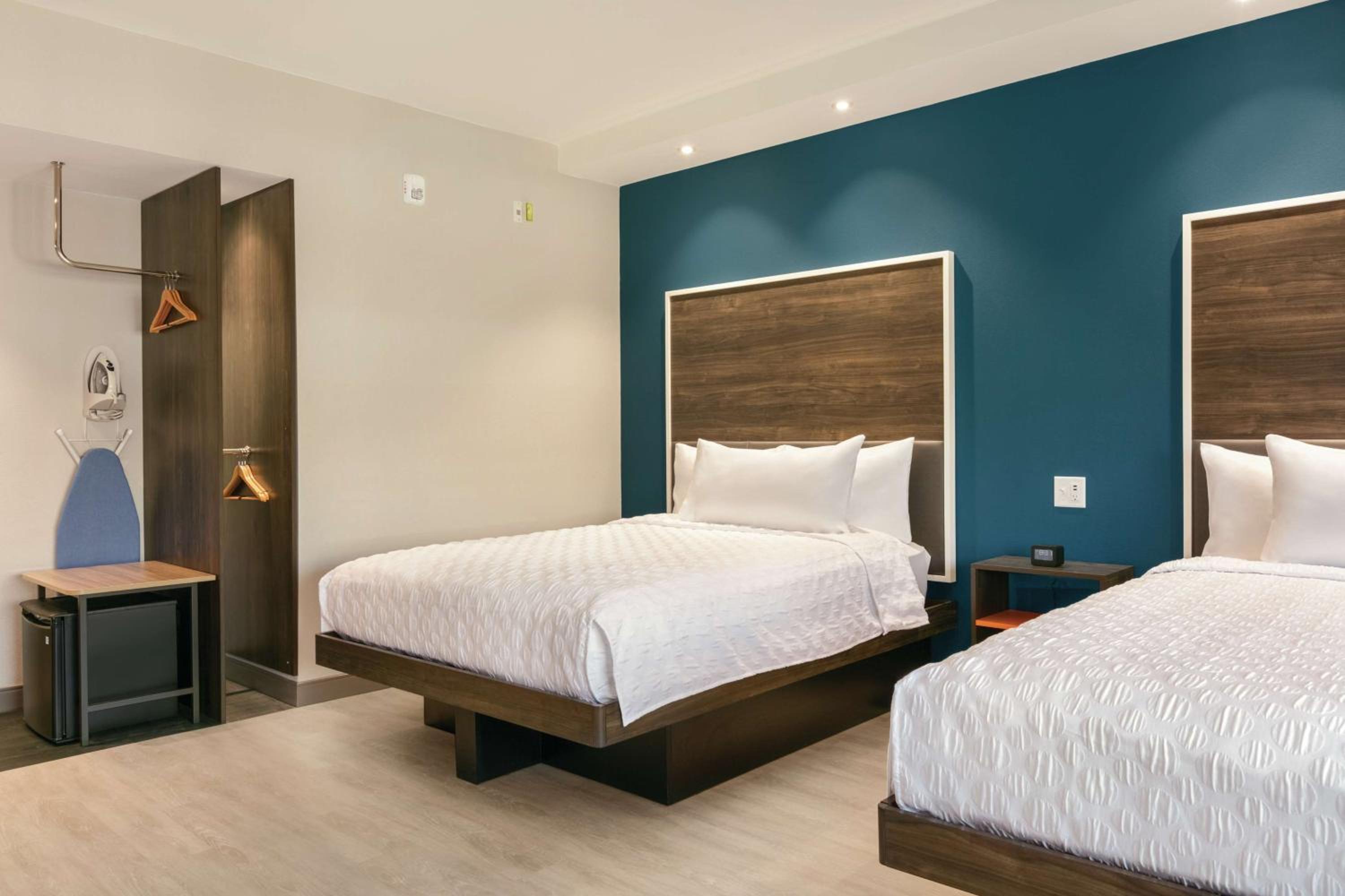 Queen Room with Two Queen Beds and Roll-In Shower - Mobility Access/Non-Smoking photo 3