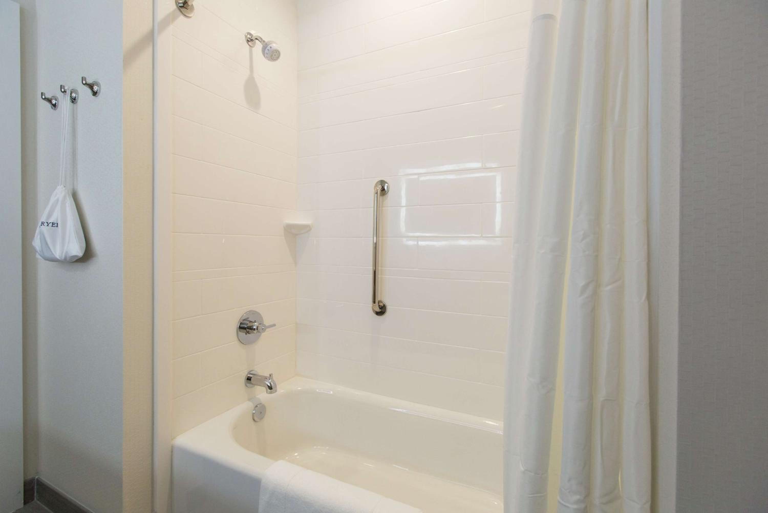 Queen Room with Two Queen Beds - Hearing Access/Non-Smoking - Photo 4