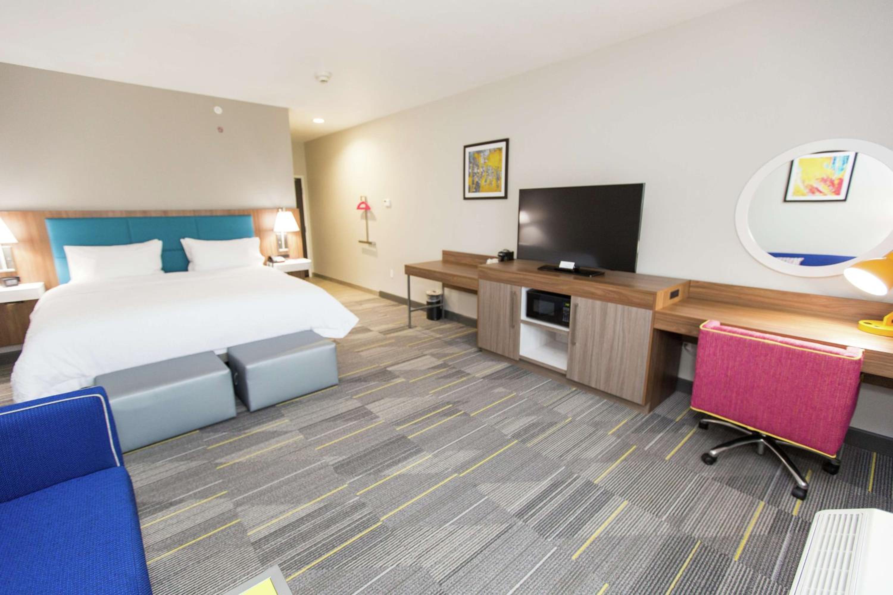 King Room with Sofa Bed - Photo 1