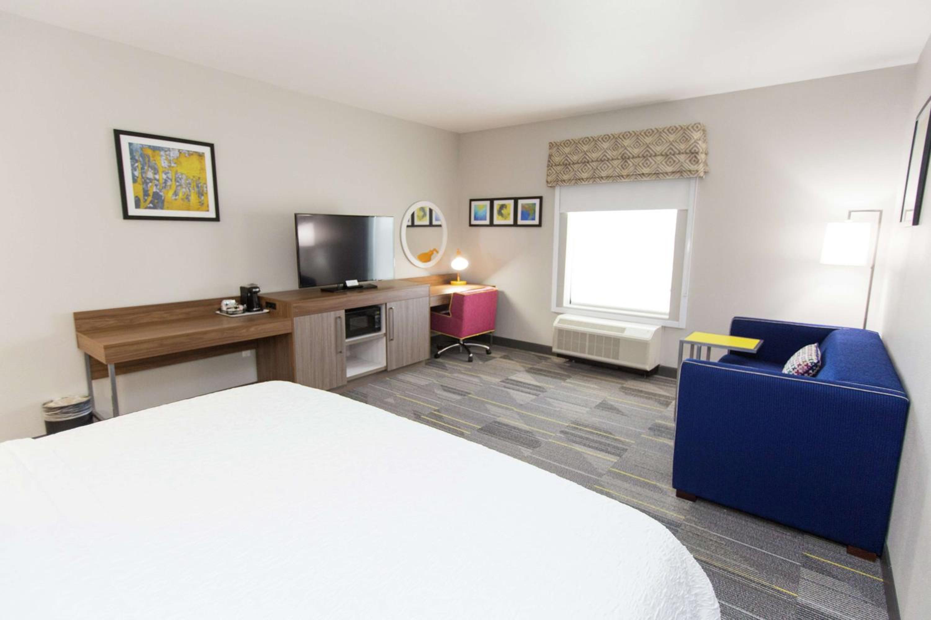 King Room with Sofa Bed - Photo 3