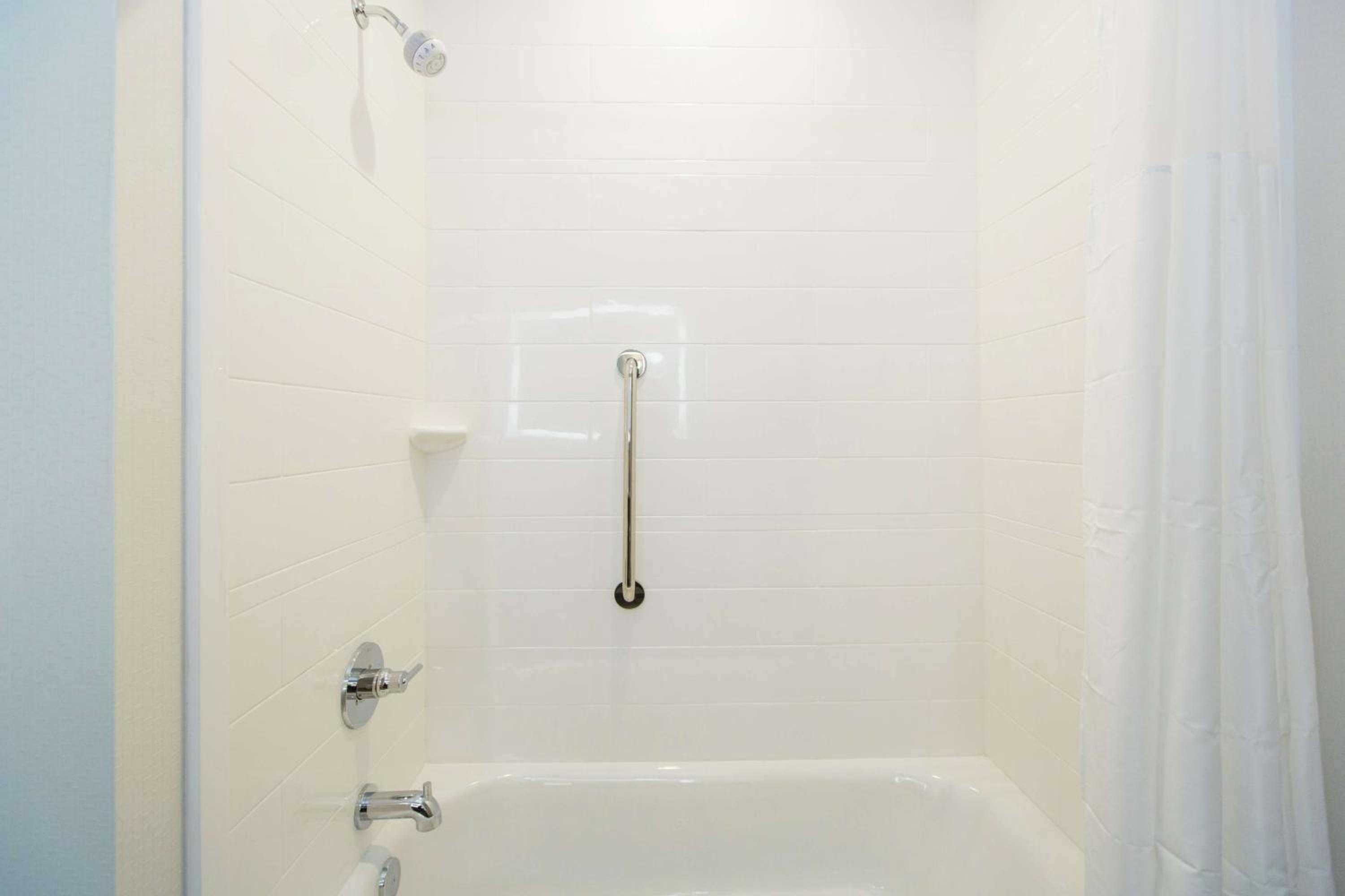Queen Room with Two Queen Beds - Hearing Access/Non-Smoking - Photo 5
