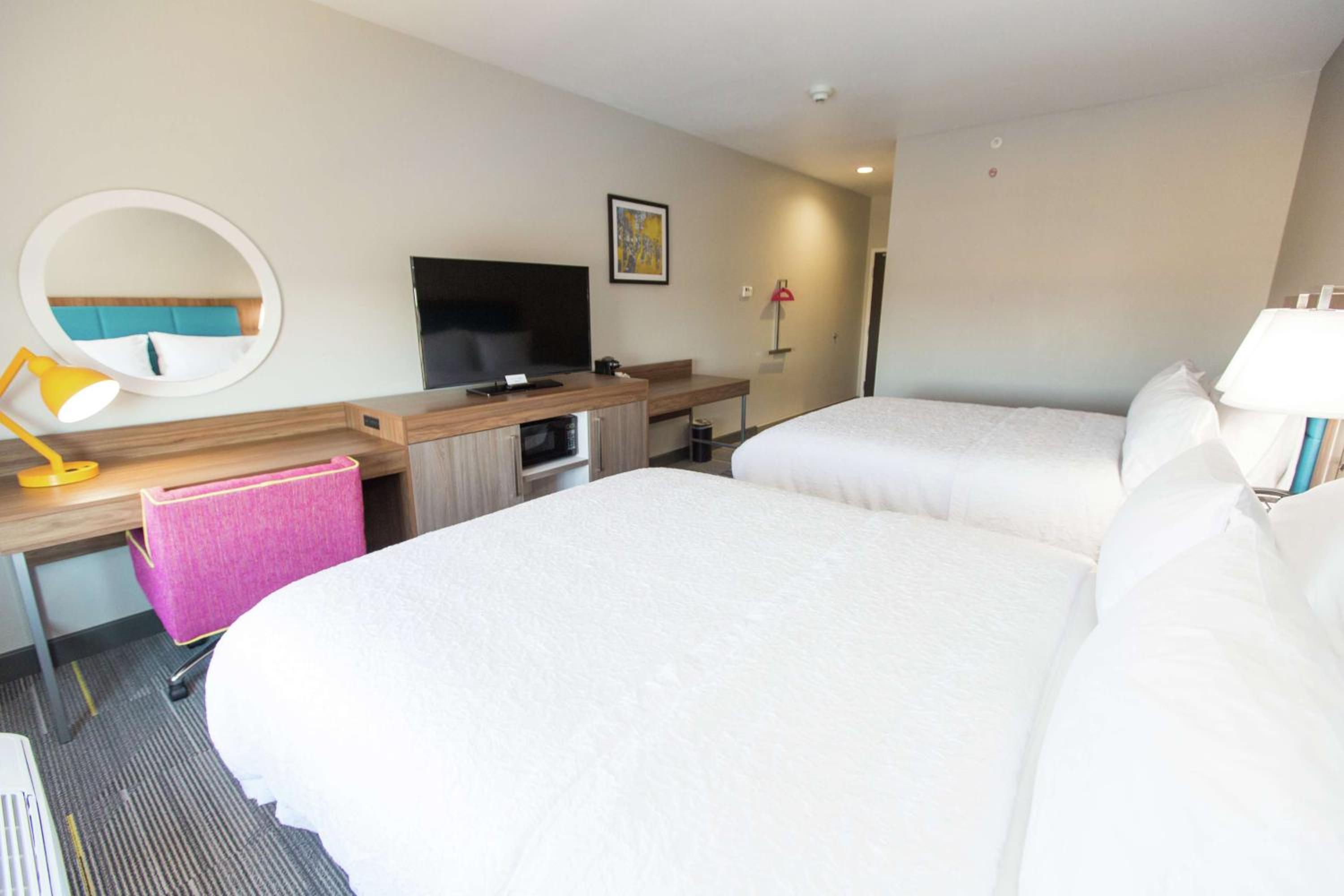 Queen Room with Two Queen Beds - Photo 3