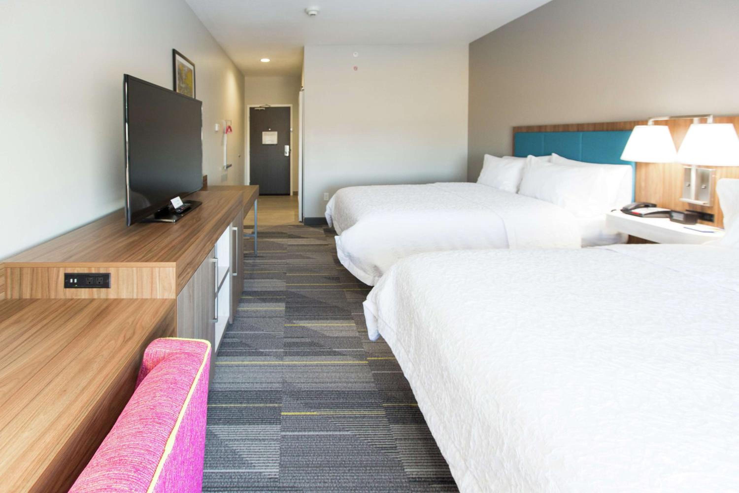 Queen Room with Two Queen Beds - Photo 5