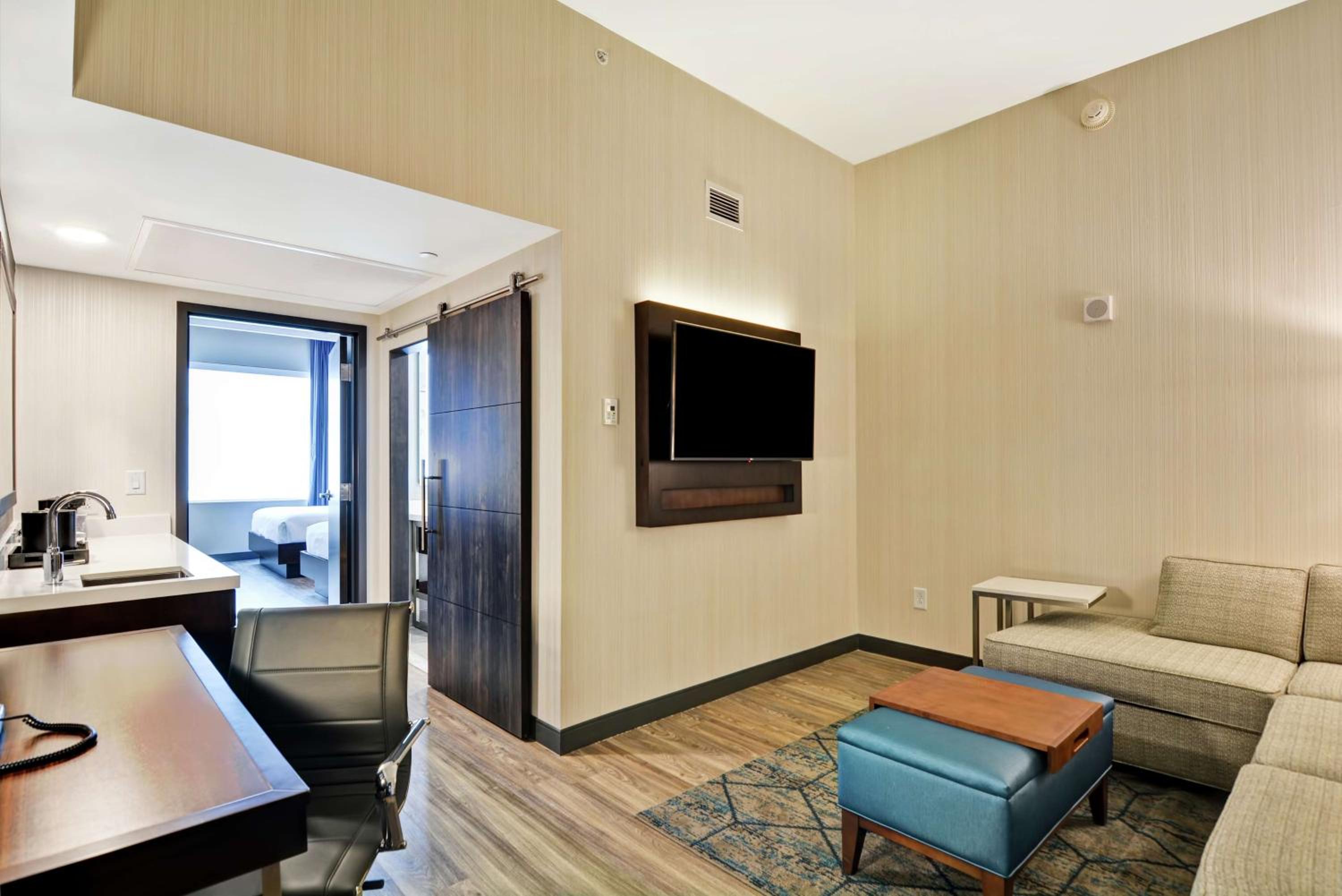 Two Room Queen Suite with Two Queen Beds - Photo 4