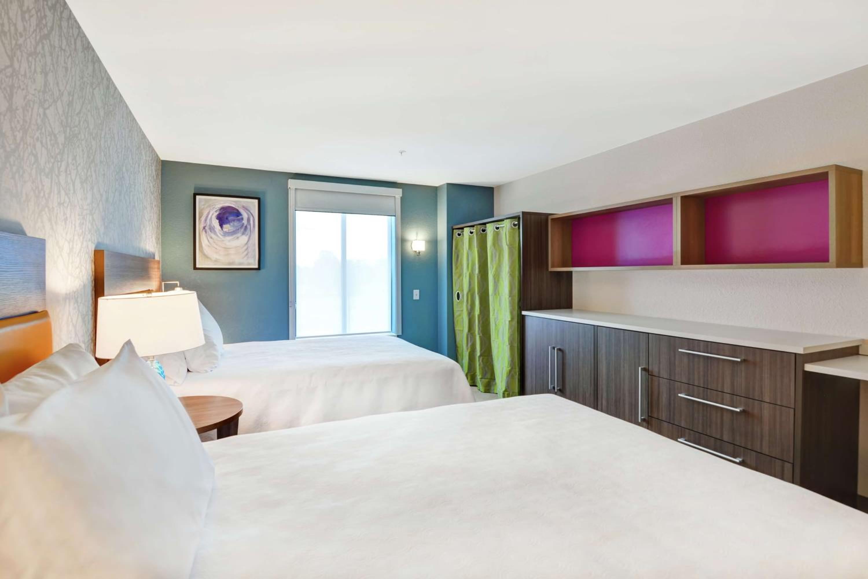Queen Studio with Two Queen Beds - Non-Smoking photo 2