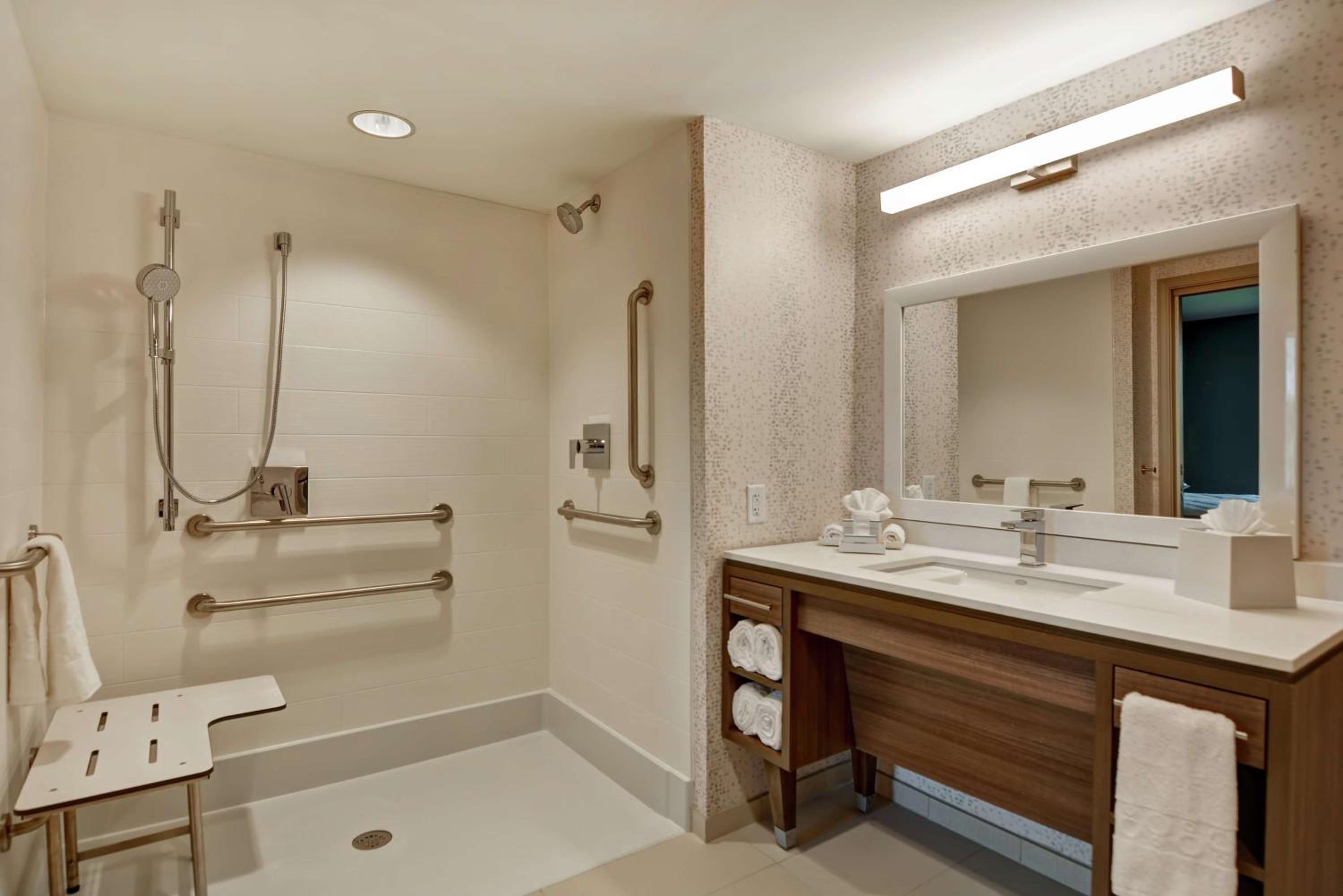 Queen Suite with Roll-In Shower - Mobility Access photo 2