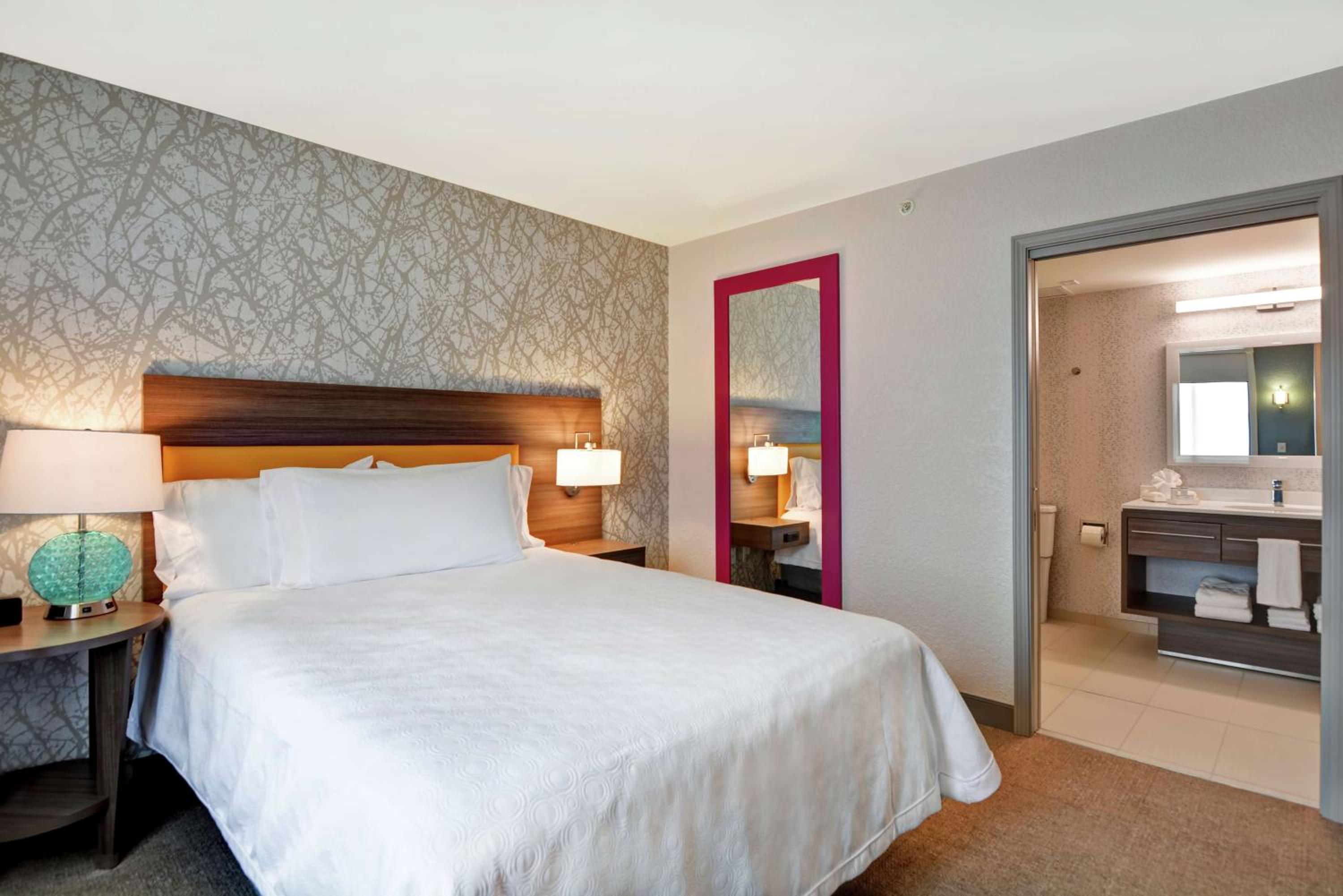One-Bedroom Queen Suite - Non-Smoking photo 2