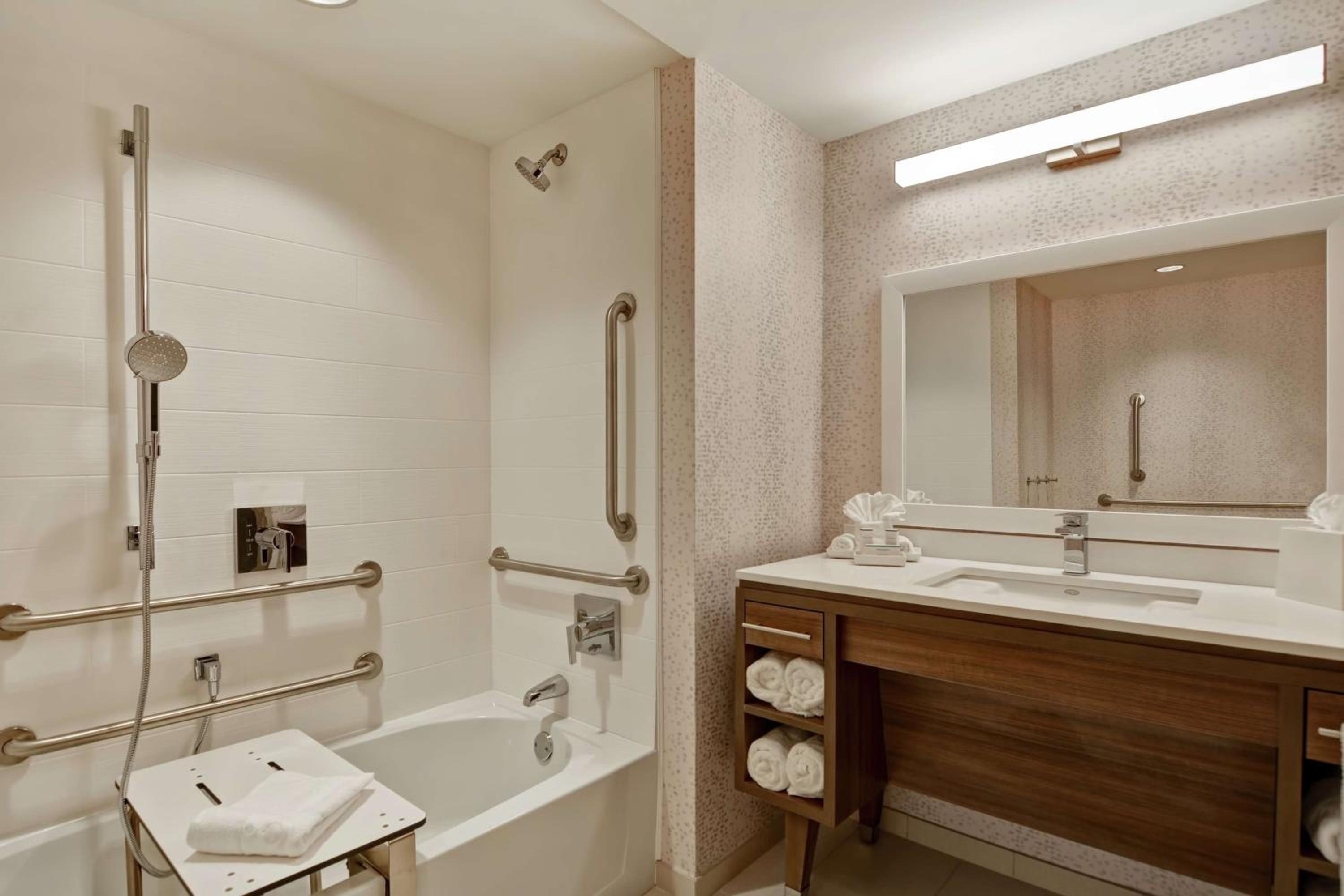 Queen Studio with Two Queen Beds - Mobility Access/Non-Smoking photo 2