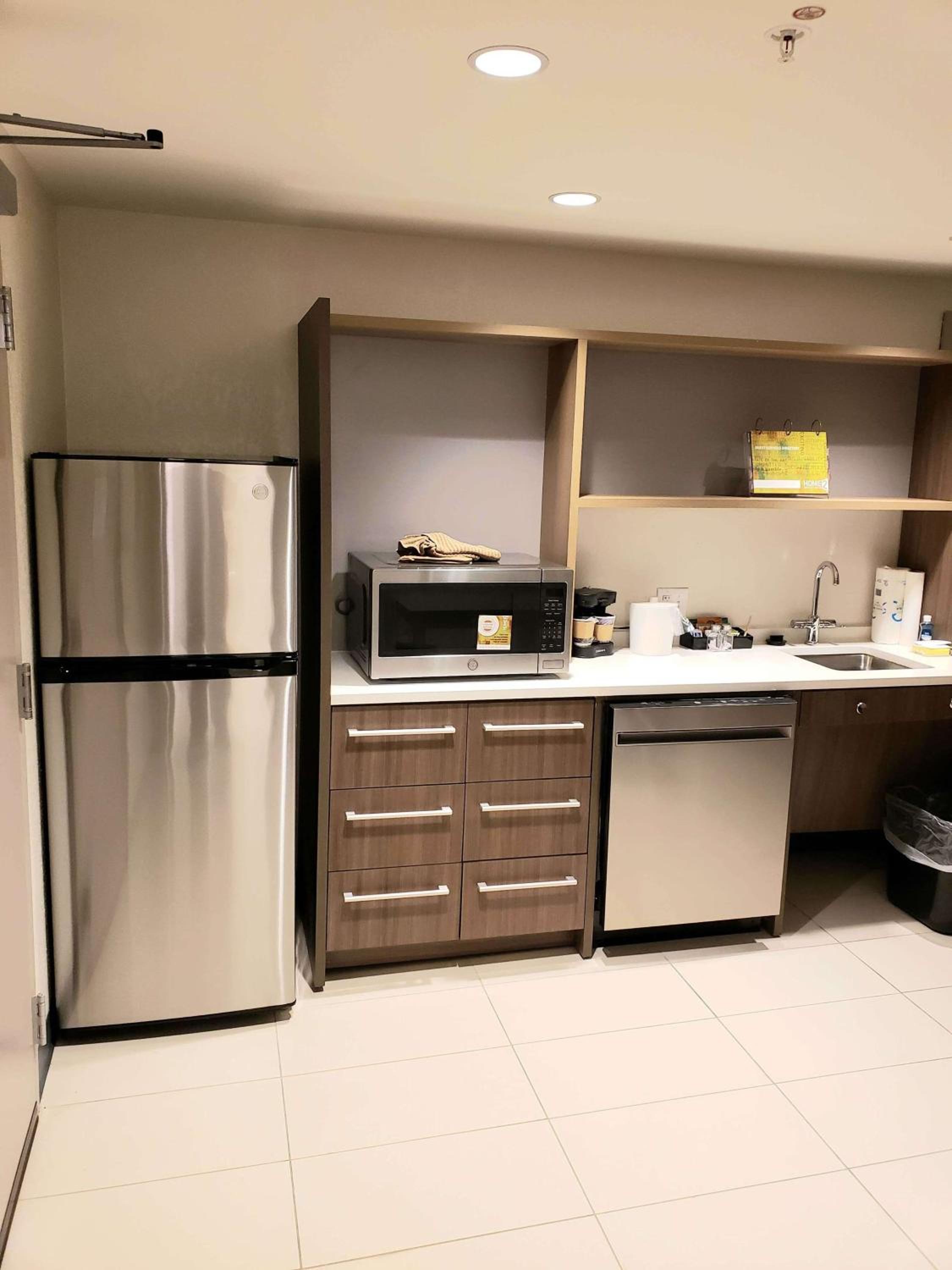 Queen Suite - Mobility Access/Non-Smoking photo 3