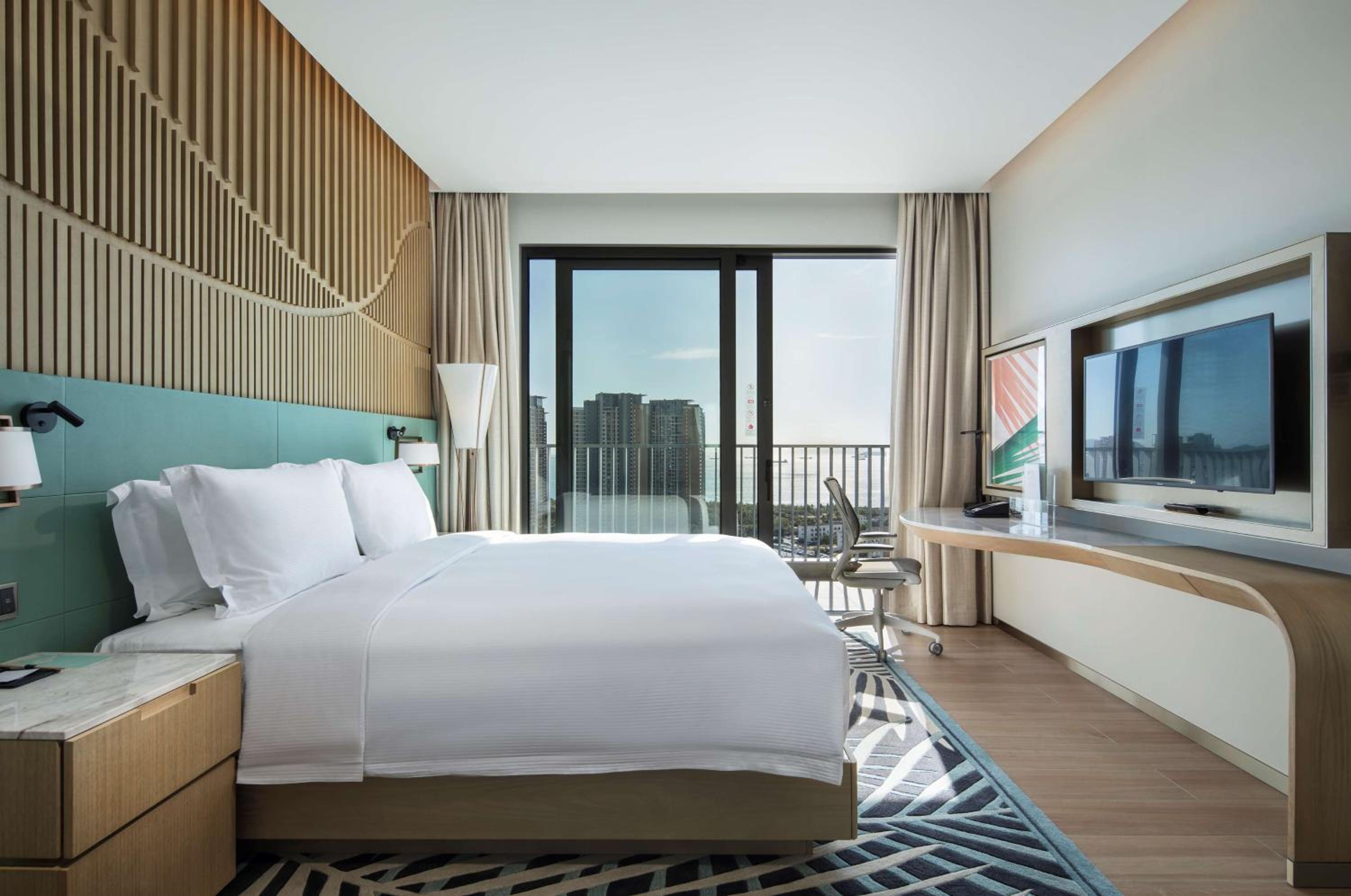 One-Bedroom King Suite with Sea View and Balcony - Photo 1
