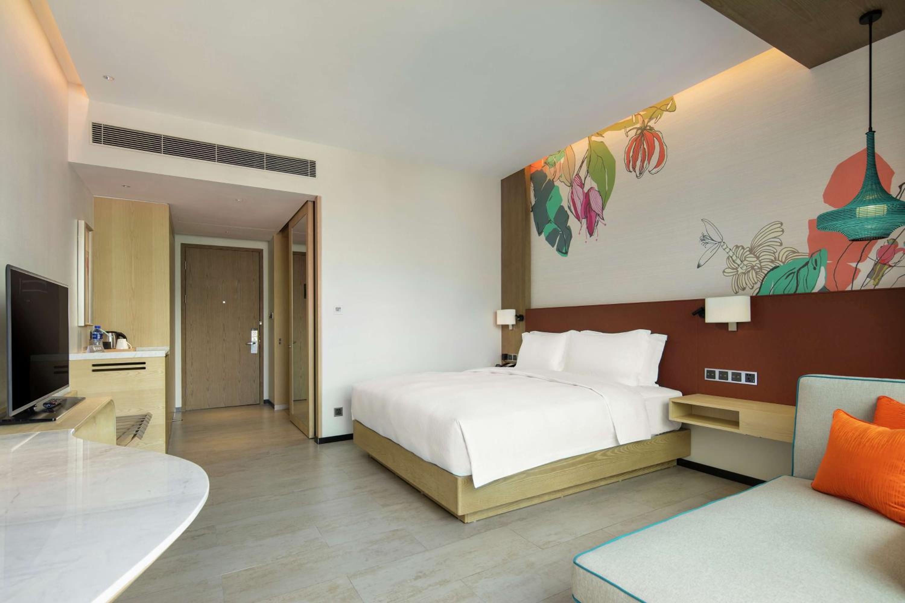 King Guest Room with Balcony - Photo 4