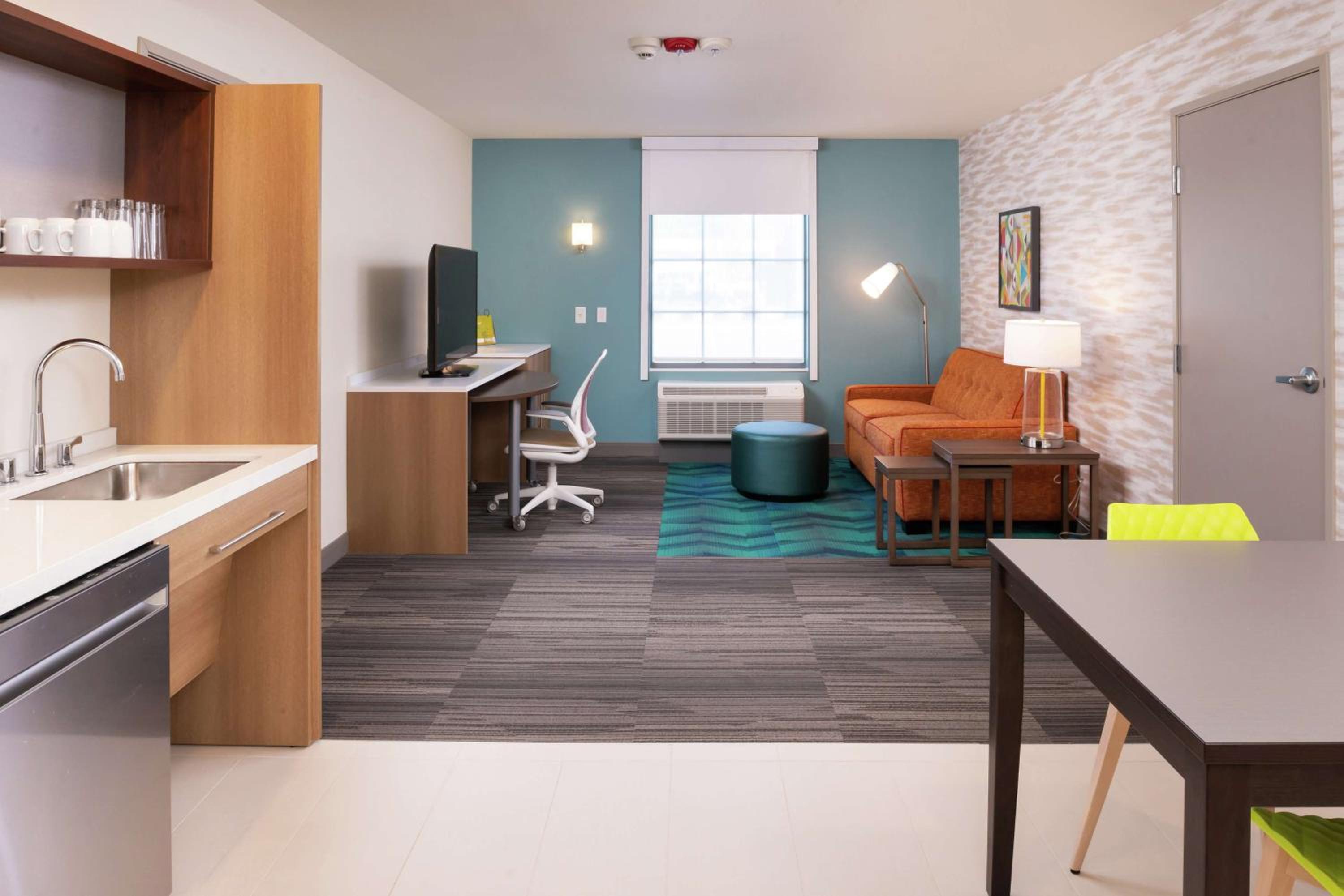 King Suite with Roll-In Shower - Mobility and Hearing Access/Non-Smoking - Photo 1