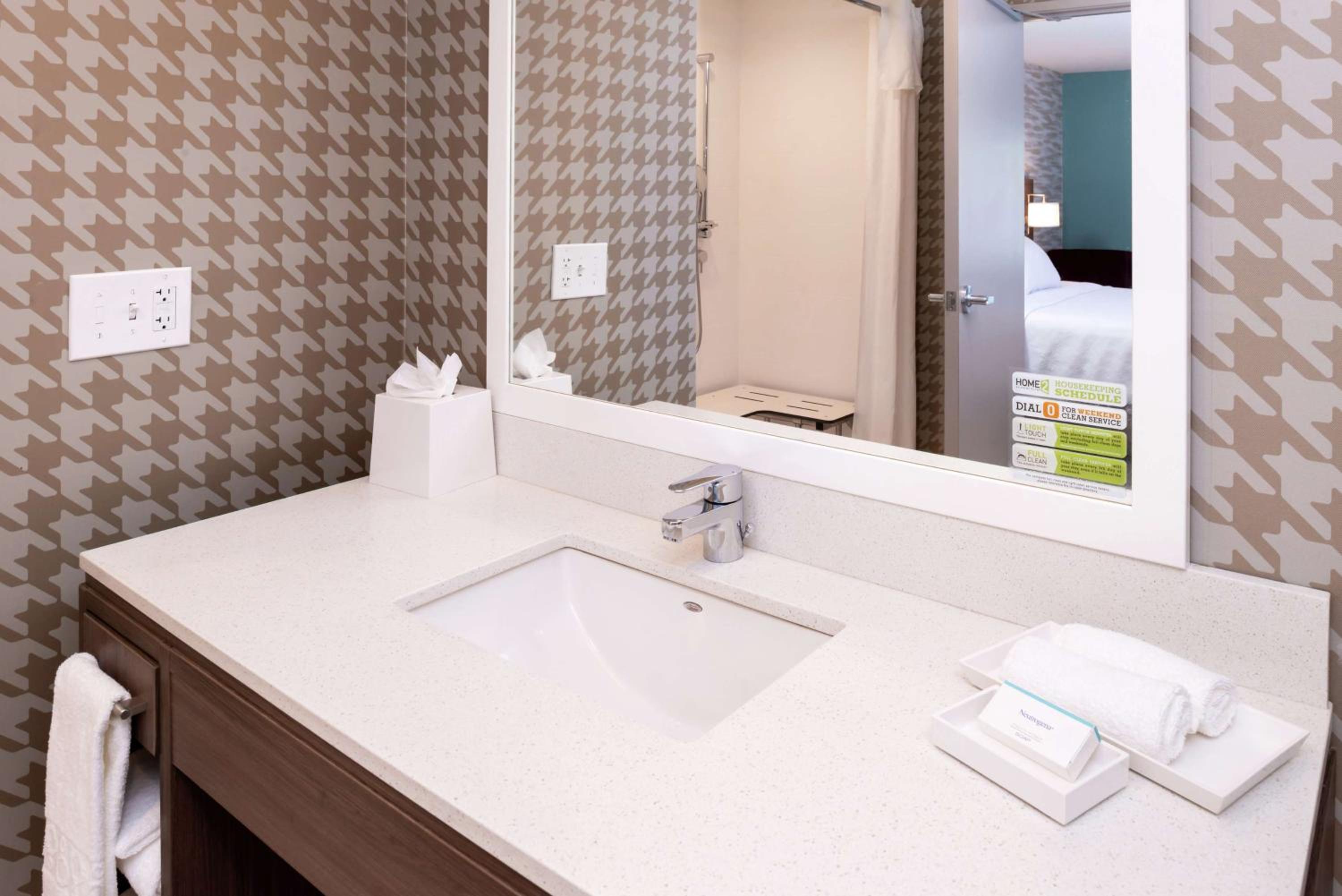 King Suite with Roll-In Shower - Mobility and Hearing Access/Non-Smoking - Photo 2
