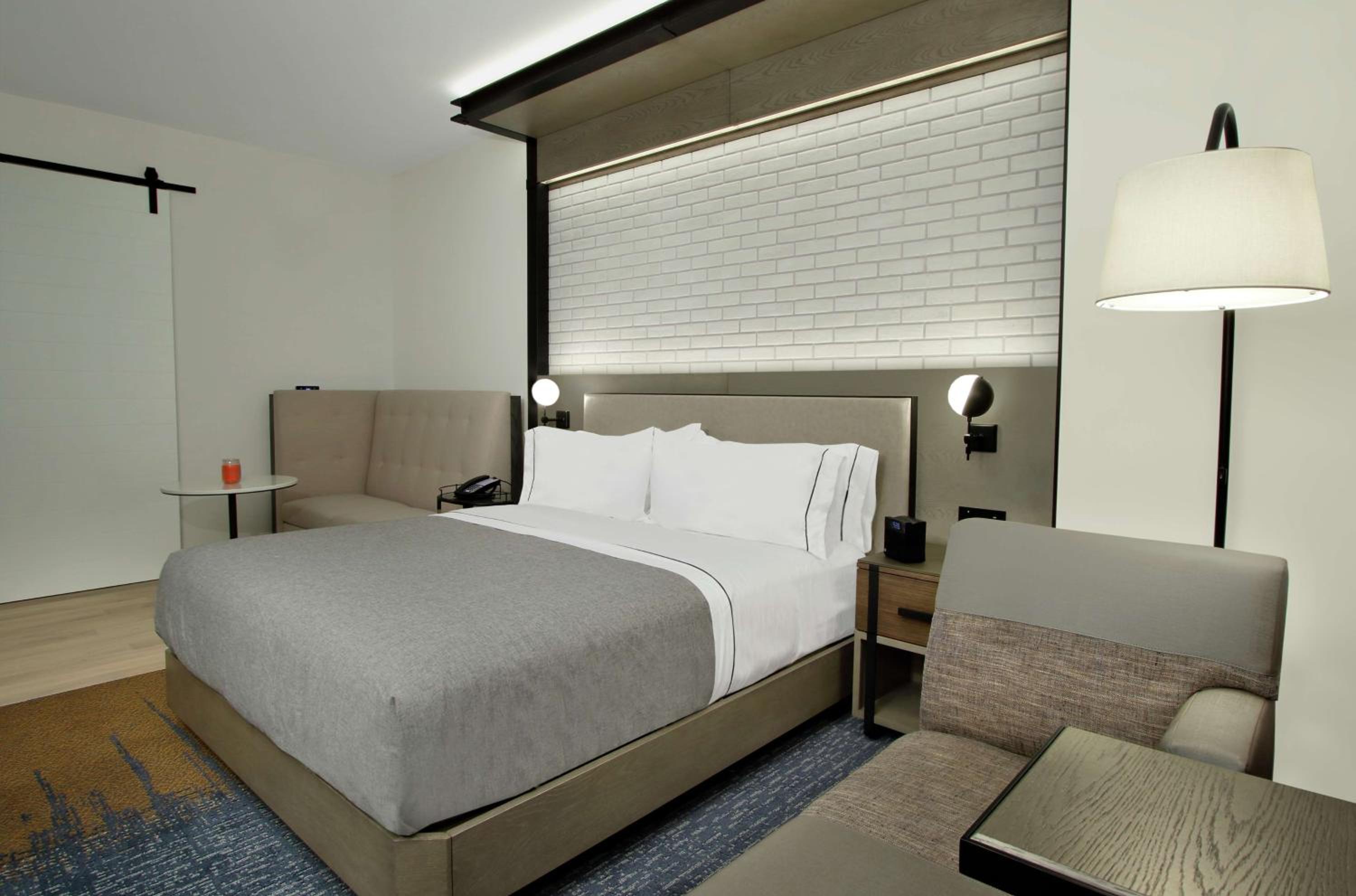 Deluxe Corner King Room - Photo 3