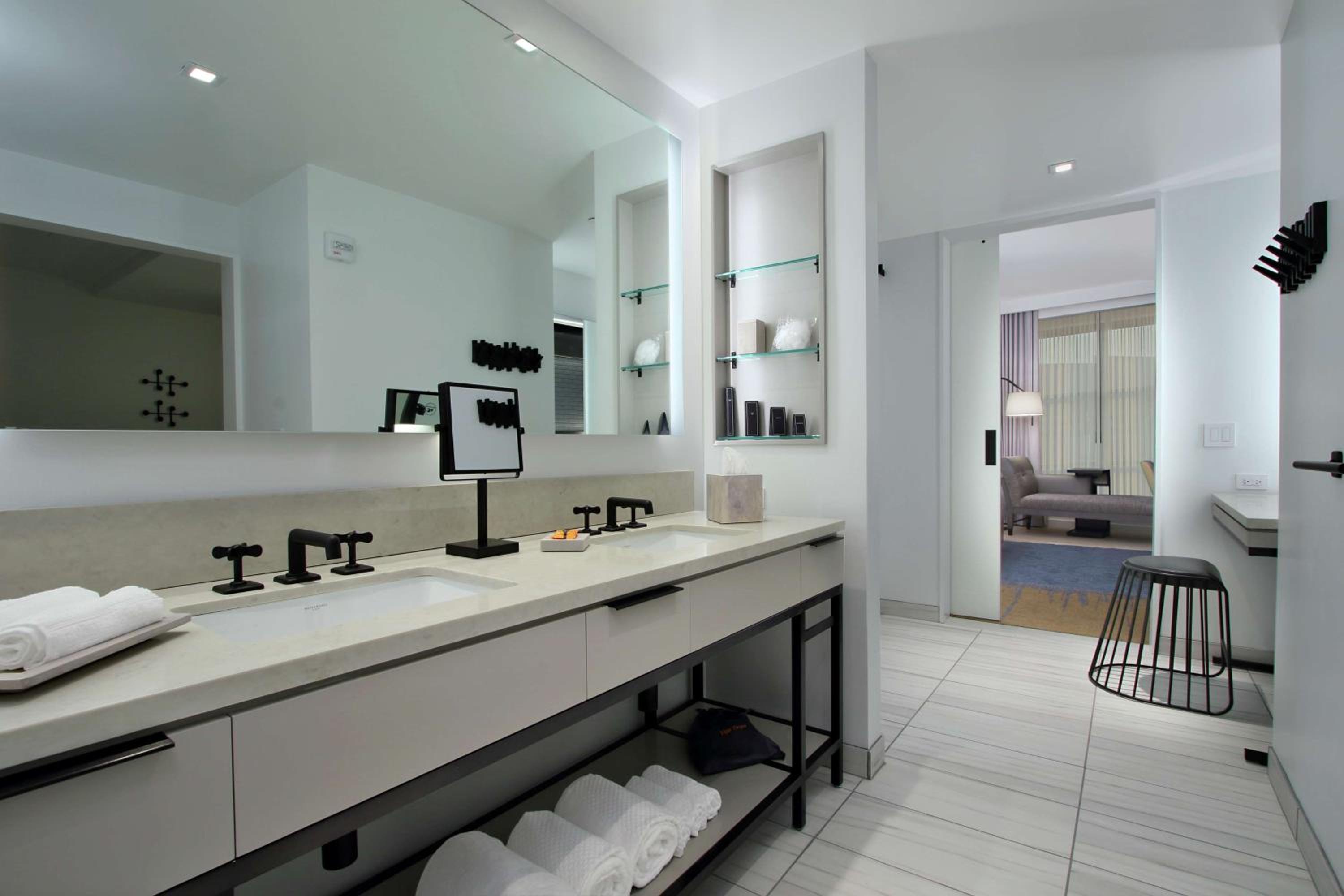 One-Bedroom King Suite - Photo 5