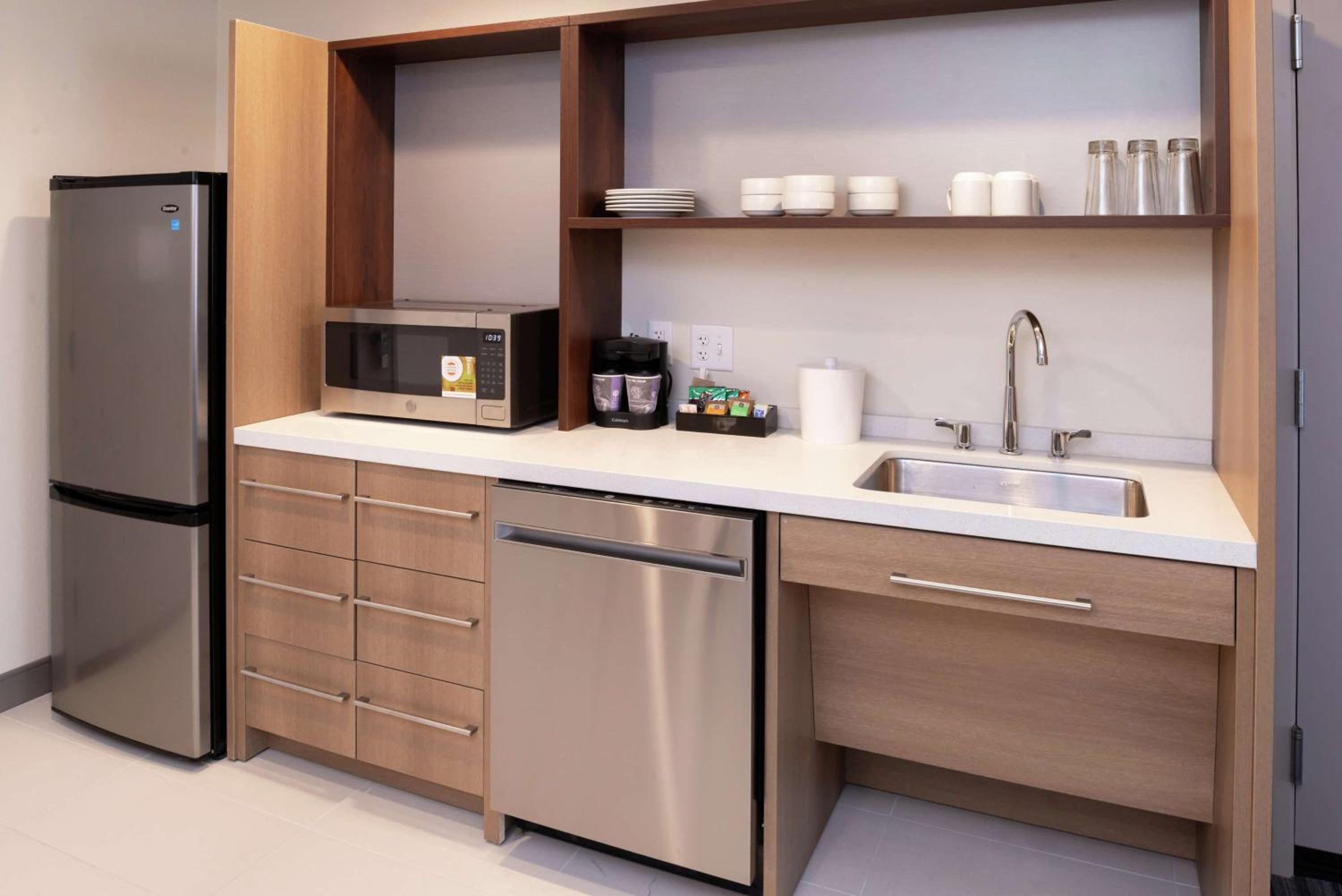 King Suite with Roll-In Shower - Mobility and Hearing Access/Non-Smoking - Photo 3