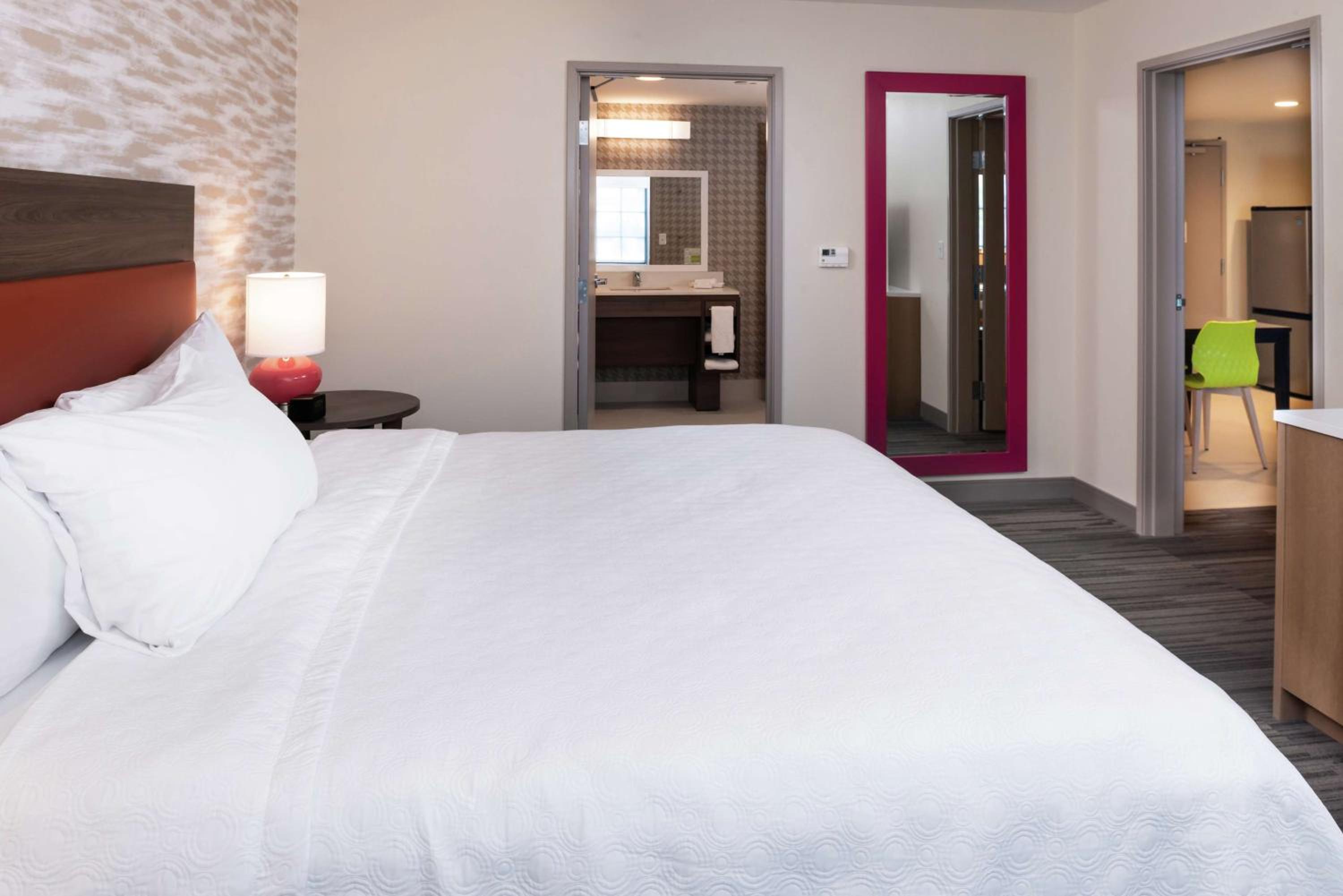 King Suite with Roll-In Shower - Mobility and Hearing Access/Non-Smoking - Photo 5
