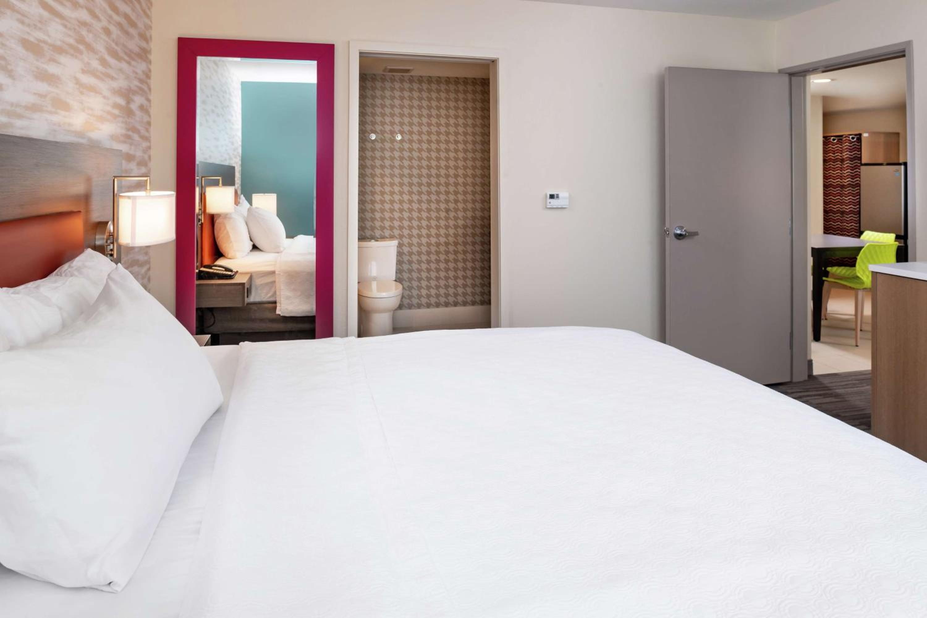 One-Bedroom King Suite - Non-Smoking - Photo 4