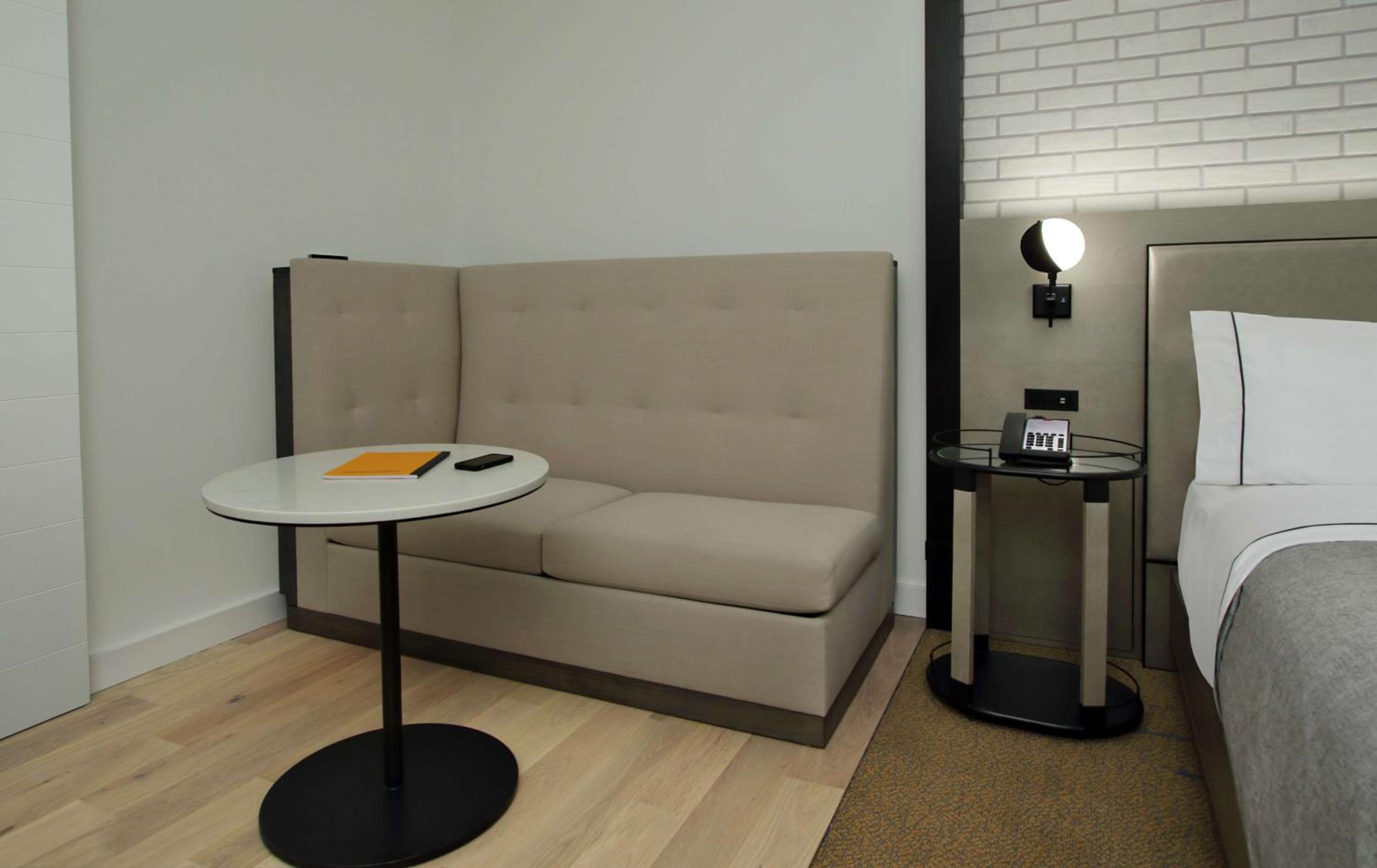 Deluxe Corner King Room - Photo 6