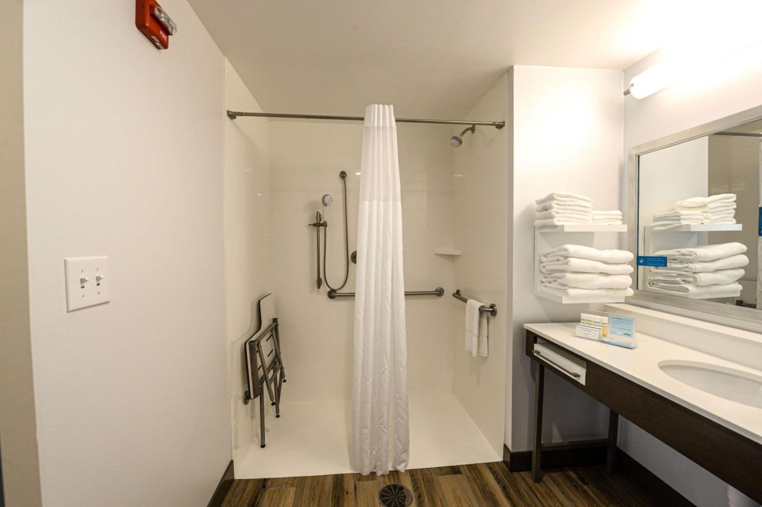 King Room - Hearing Access/Non-Smoking - Photo 7