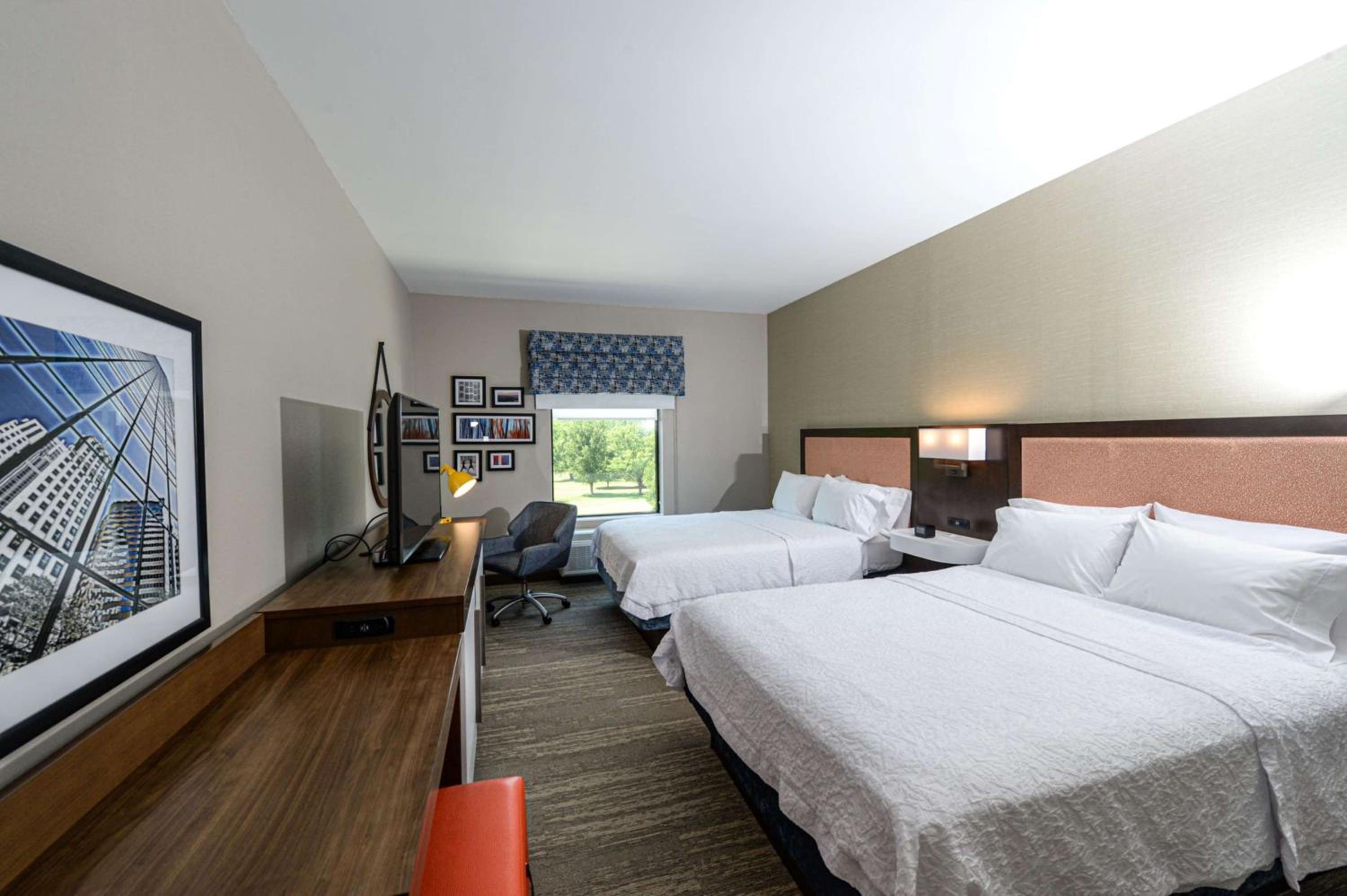 Queen Room with Two Queen Beds - Photo 5