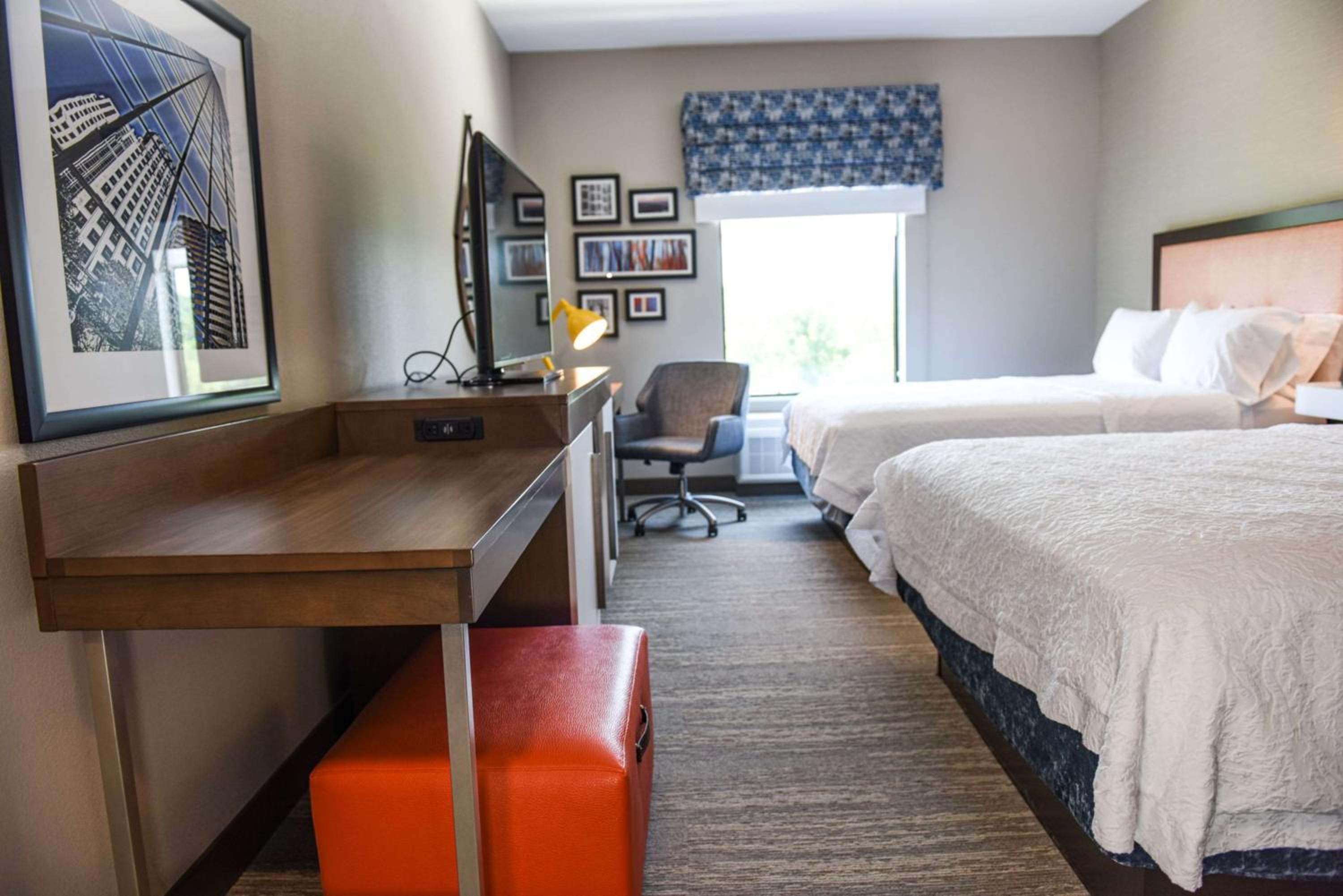 Queen Room with Two Queen Beds - Photo 3