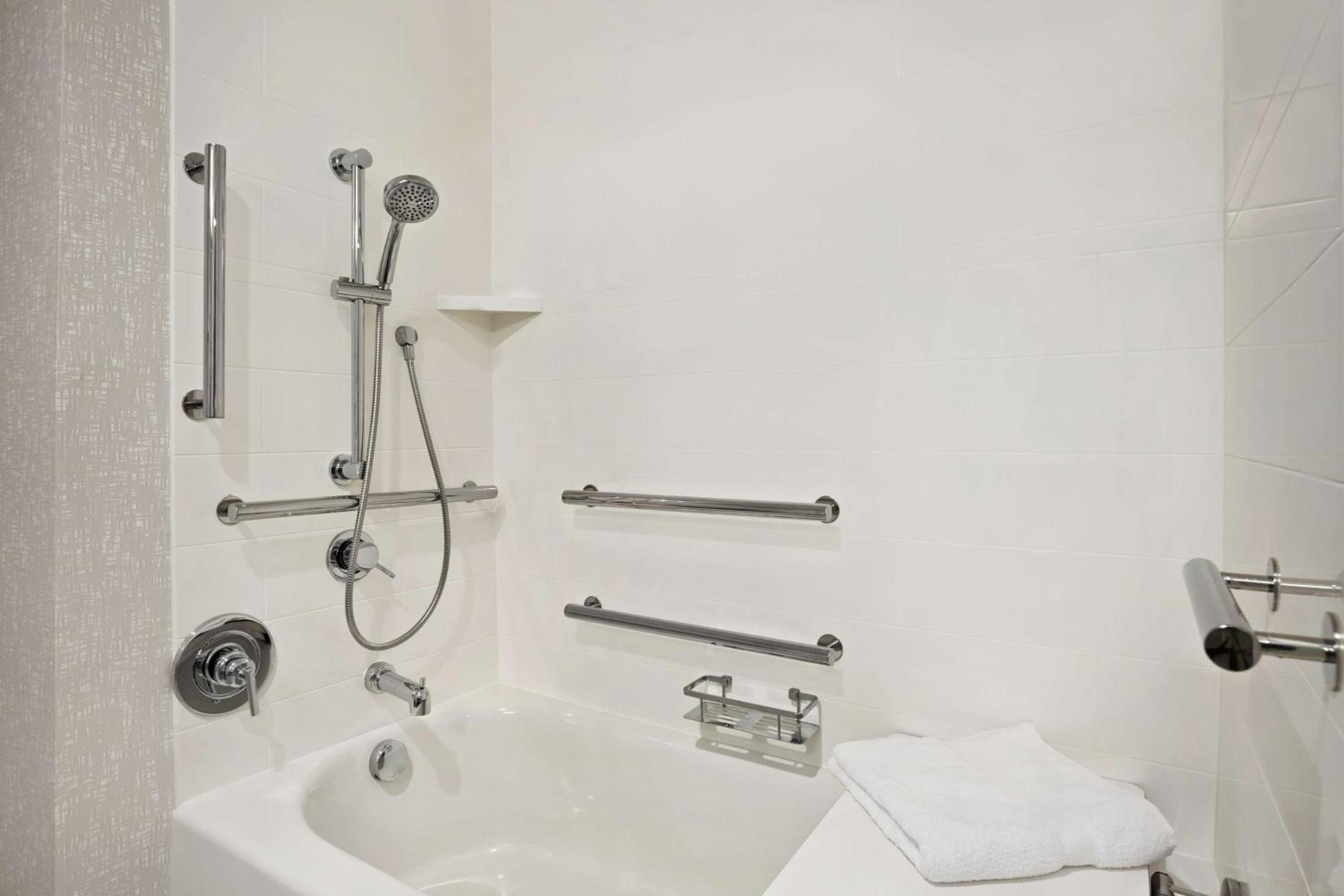 Queen Room with Bath Tub - Mobility Access/Non-Smoking - Photo 4