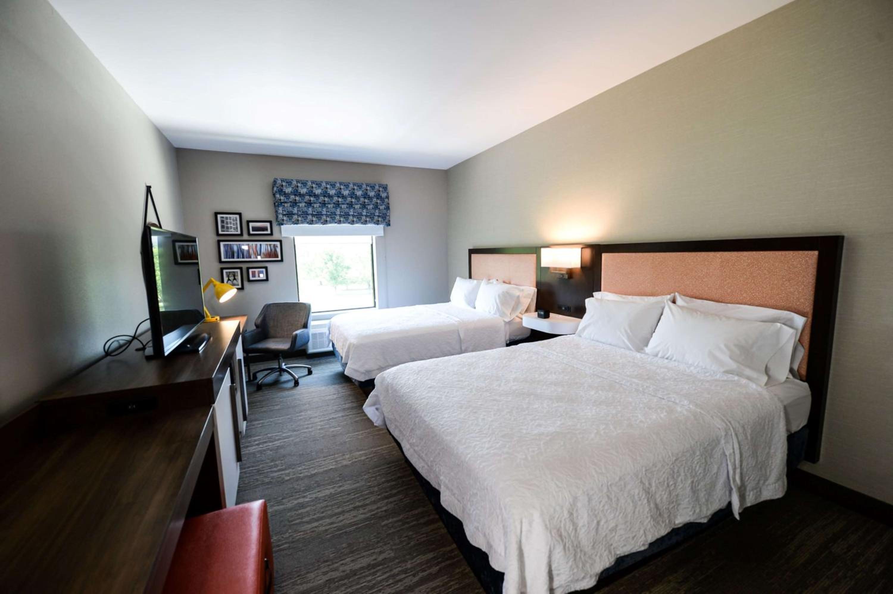 Queen Room with Two Queen Beds - Photo 2