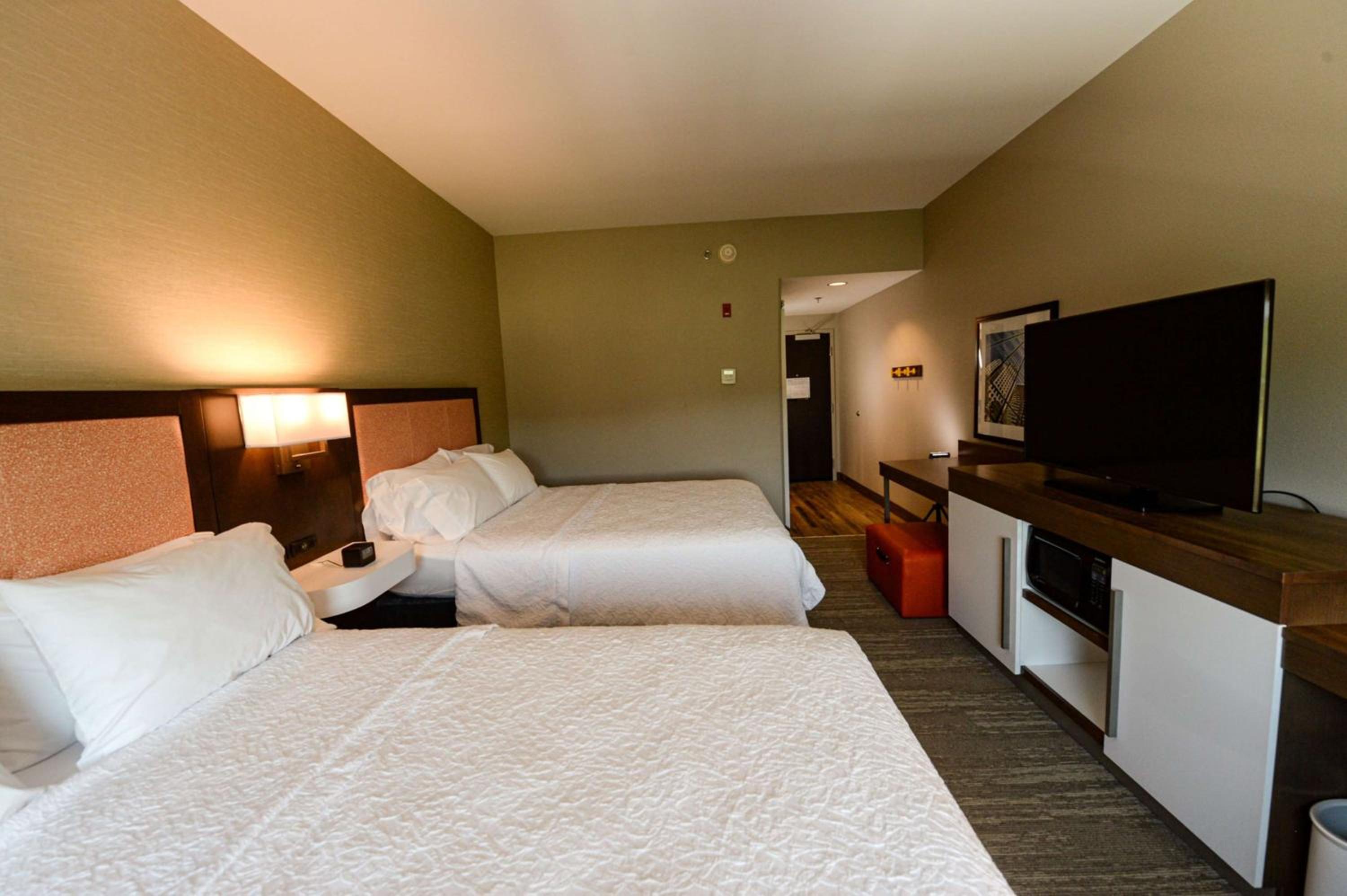 Queen Room with Two Queen Beds - Photo 6