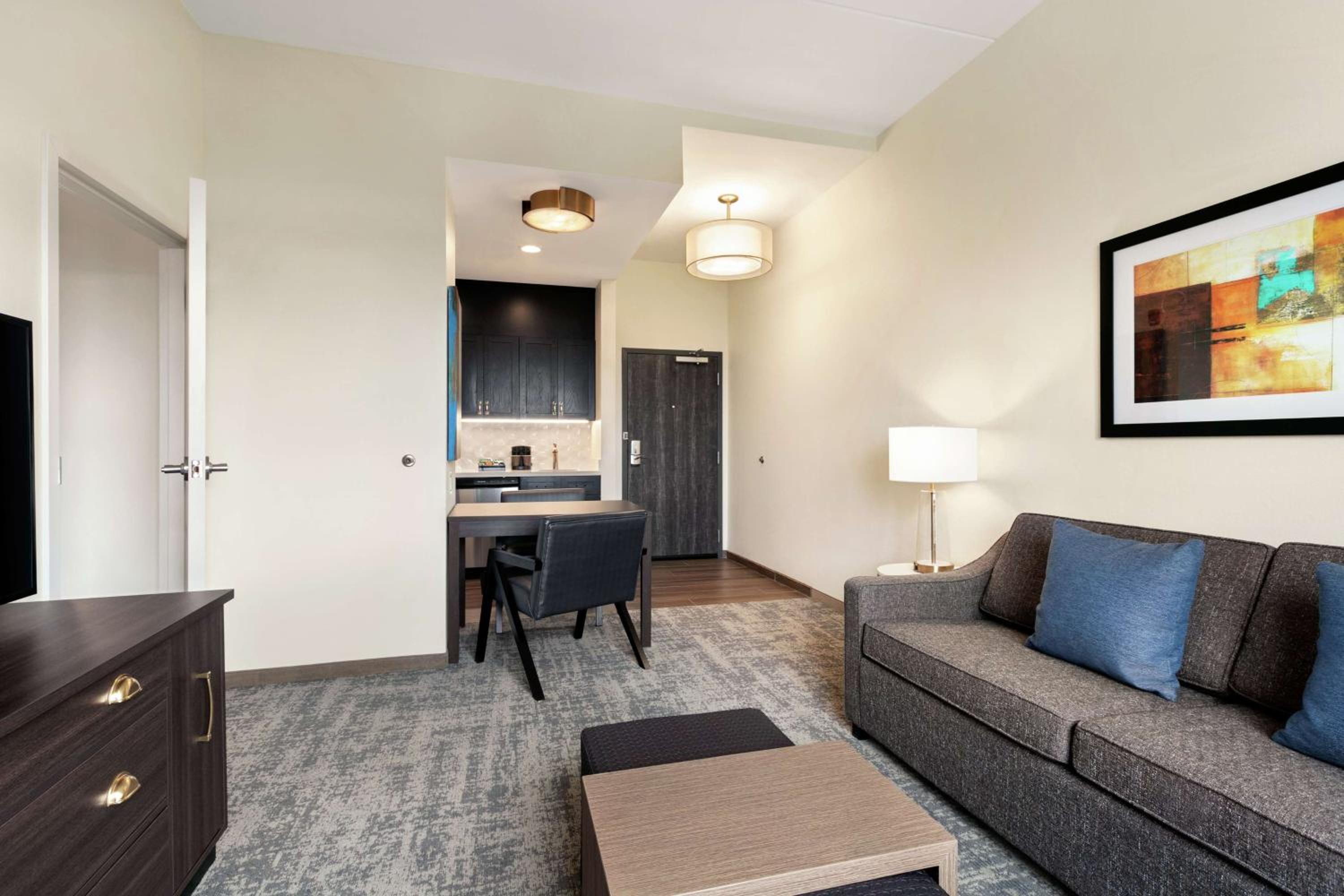 One-Bedroom Queen Suite with Two Queen Beds - Non-Smoking - Photo 4
